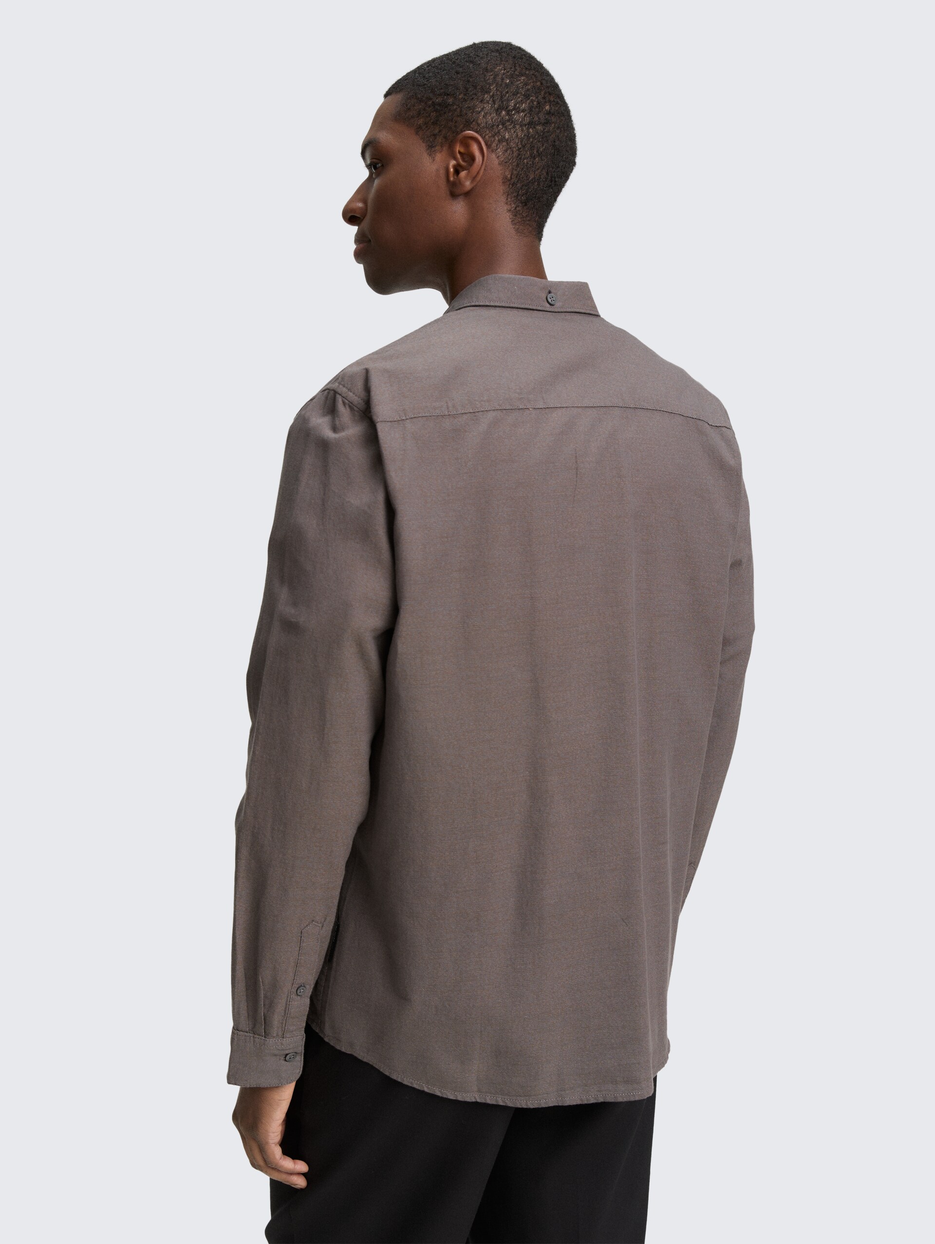 Regular Fit Hemd mit Brusttasche - ash grey fine structure - Auschnitt Model-Rückansicht