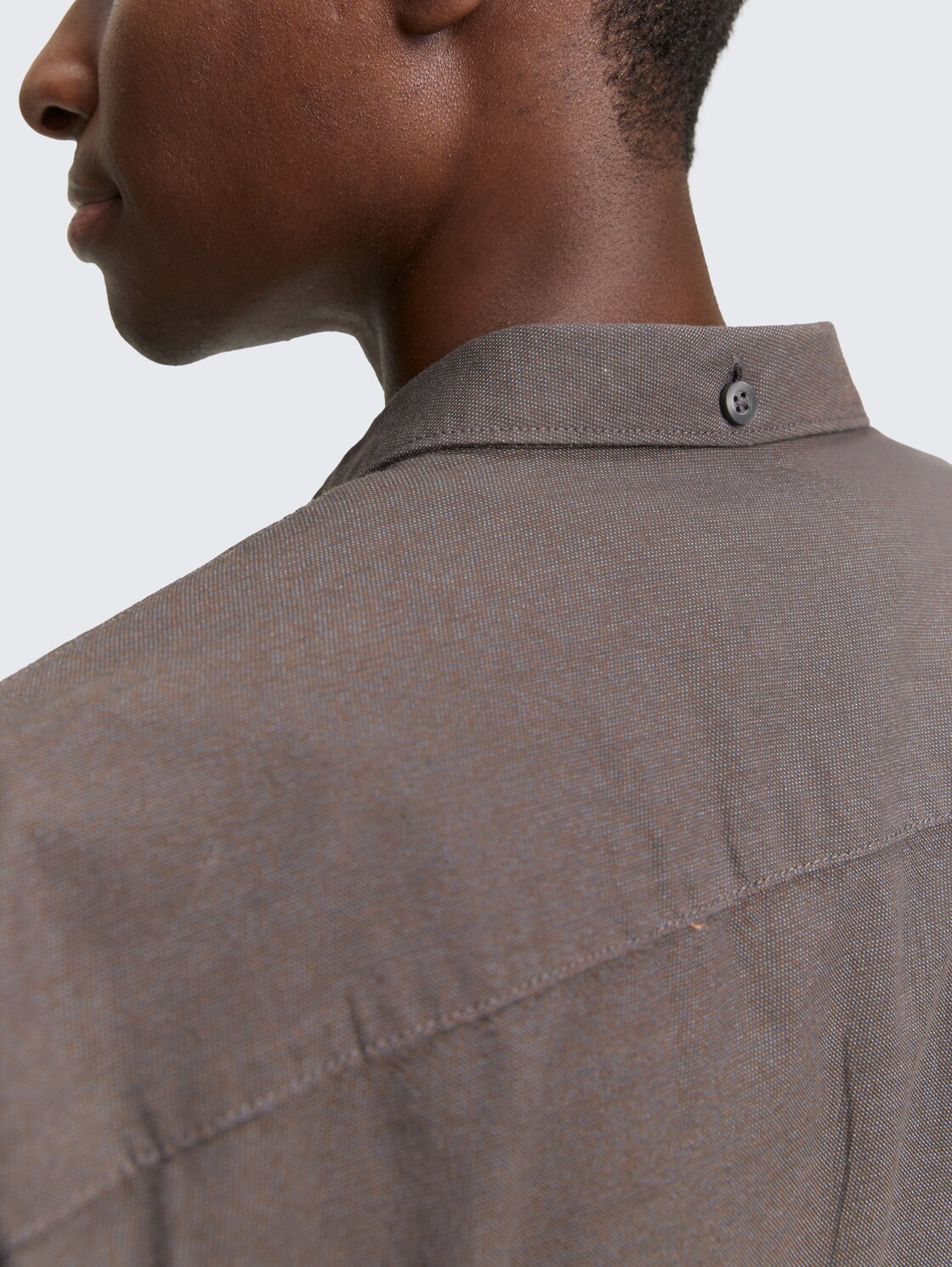 Regular Fit Hemd mit Brusttasche - ash grey fine structure - Detail-Model-Ansicht