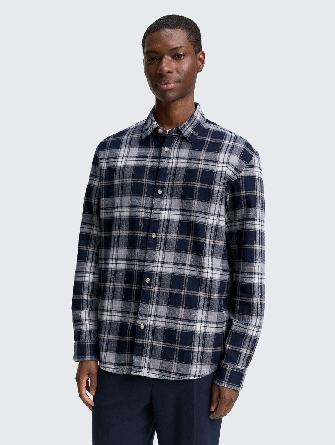 Relaxed Fit Hemd mit Karomuster - navy check - Ausschnitt Model-Vorderansicht