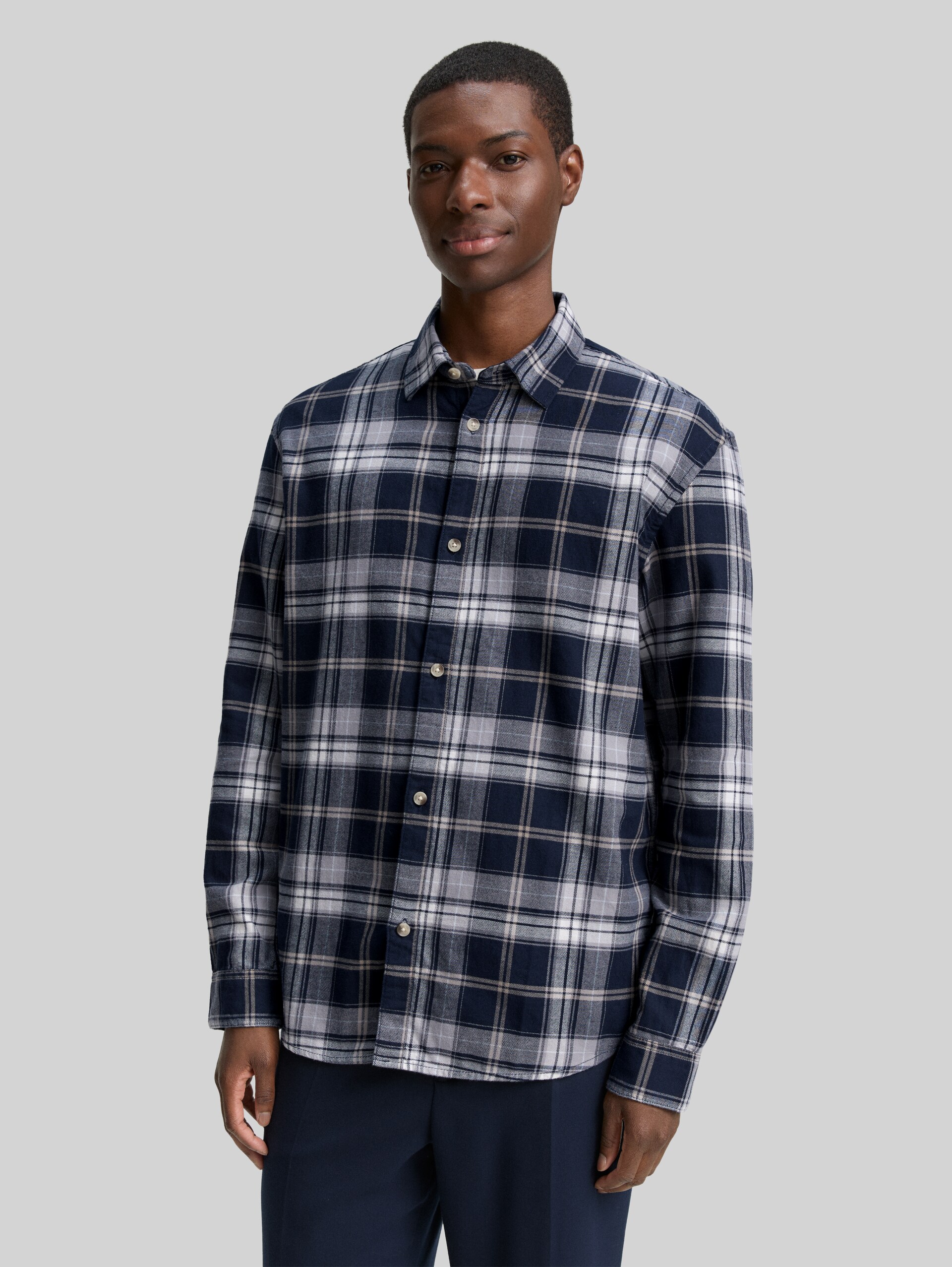 Relaxed Fit Hemd mit Karomuster - navy check - Ausschnitt Model-Vorderansicht