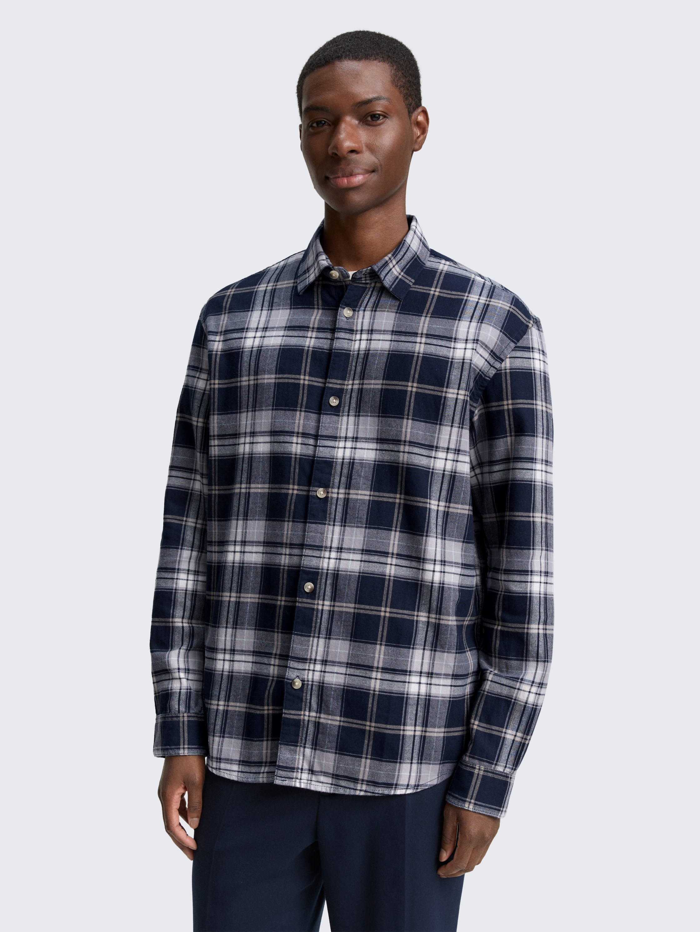 Relaxed Fit Hemd mit Karomuster - navy_check - Ausschnitt Model-Vorderansicht