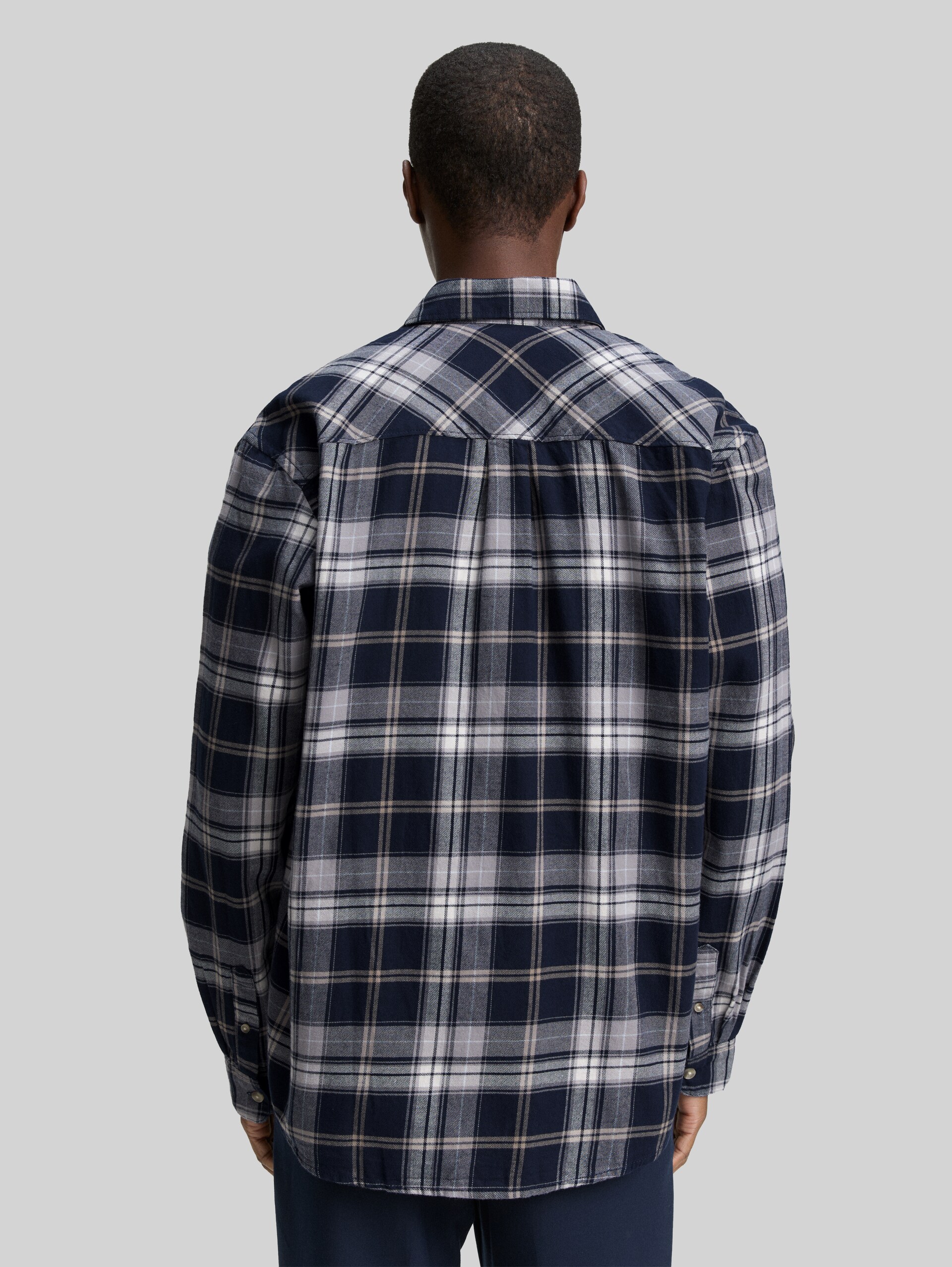 Relaxed Fit Hemd mit Karomuster - navy check - Auschnitt Model-Rückansicht
