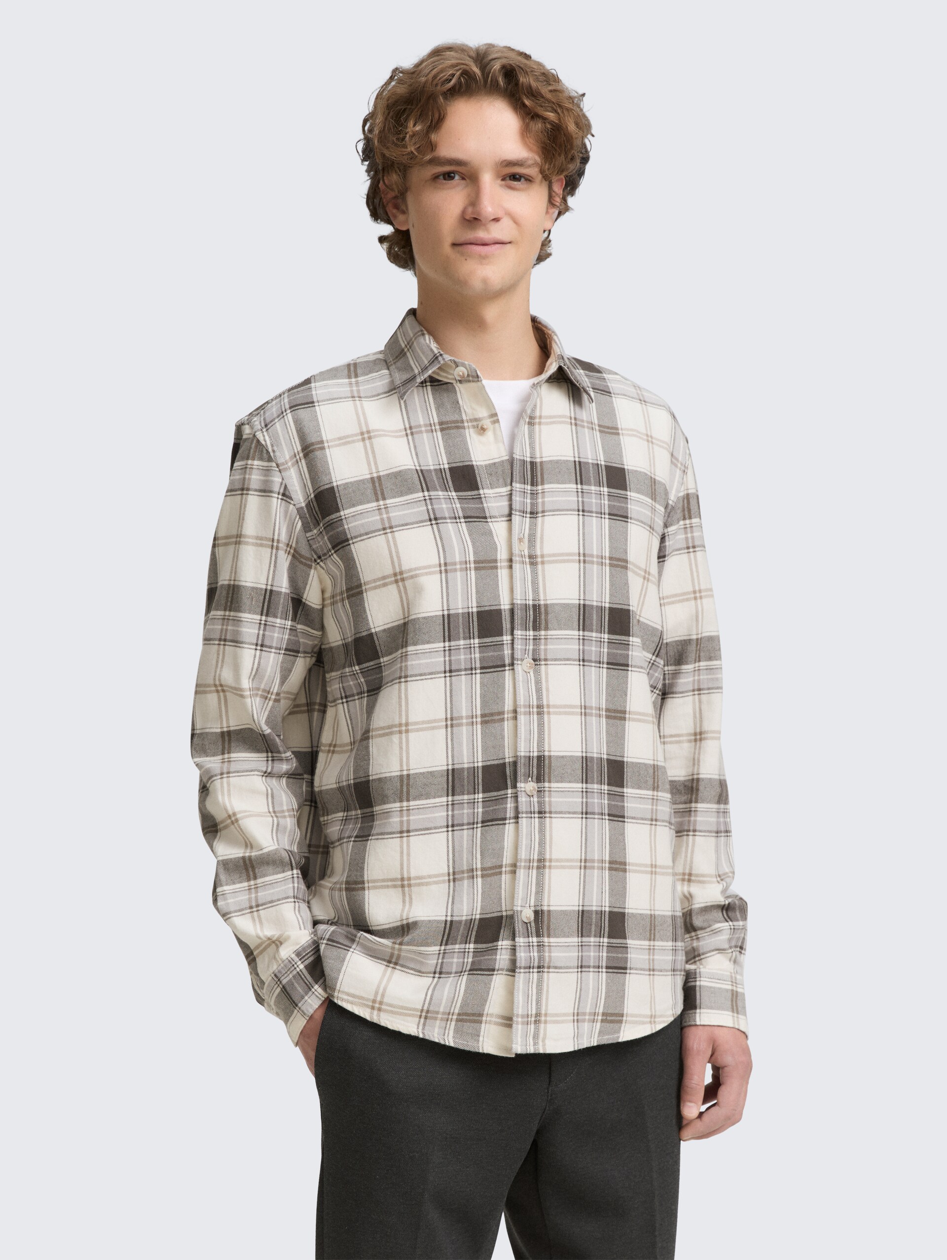 Relaxed Fit Hemd mit Karomuster - off white check - Ausschnitt Model-Vorderansicht