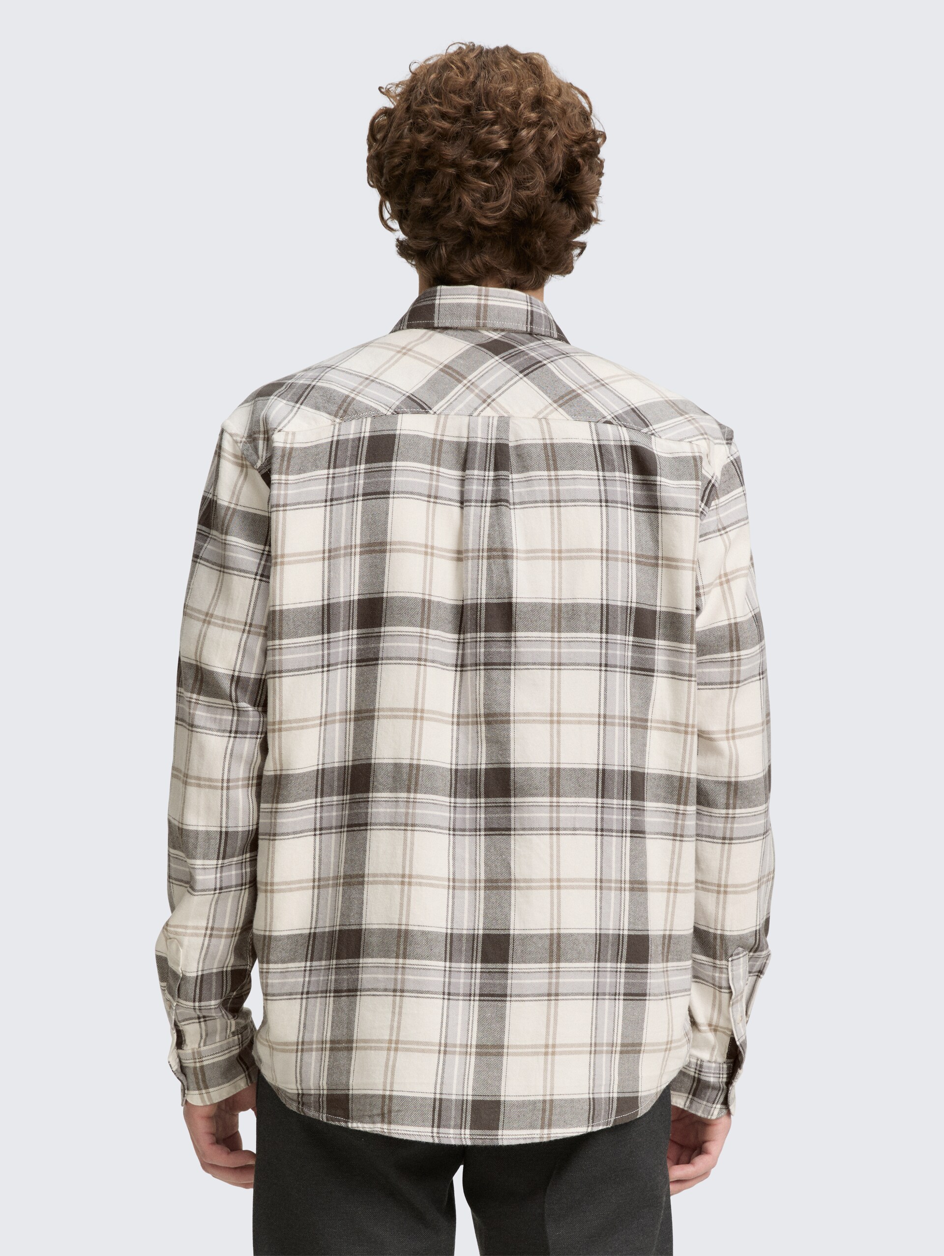 Relaxed Fit Hemd mit Karomuster - off white check - Auschnitt Model-Rückansicht