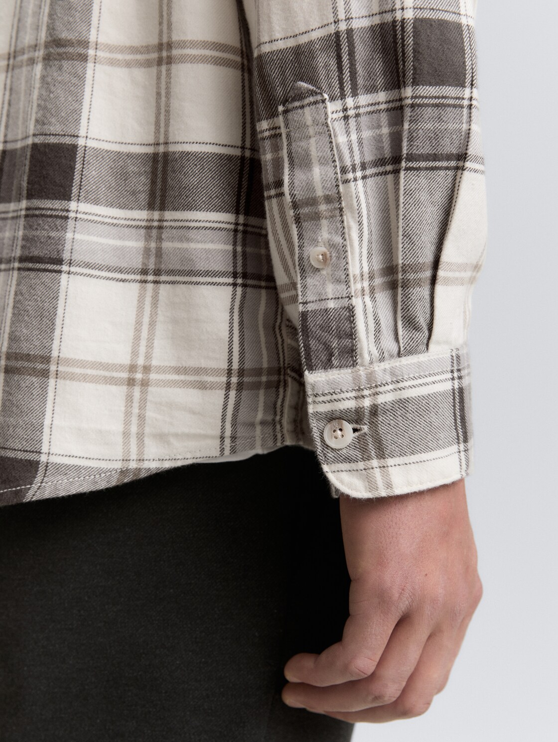 Relaxed Fit Hemd mit Karomuster - off white check - Detail-Model-Ansicht