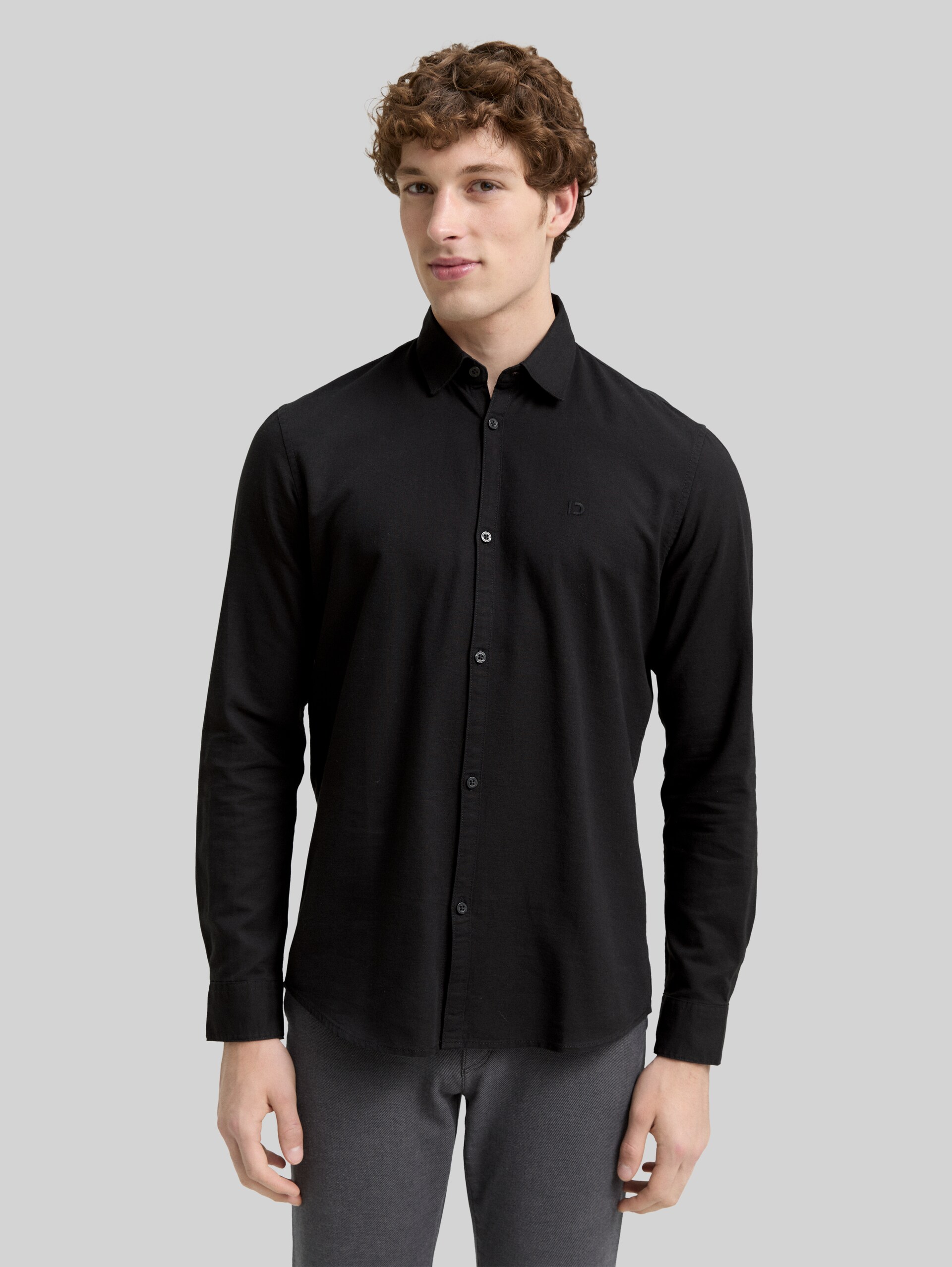 Regular fit shirt with logo embroidery - Night Watch Black - Neckline model front view