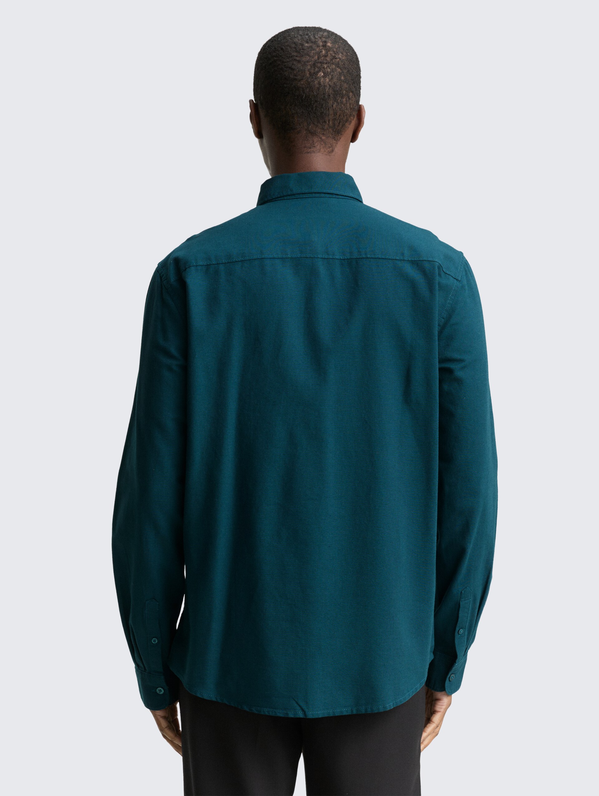 Regular Fit Hemd mit Logo-Stickerei - deep pond green - Auschnitt Model-Rückansicht