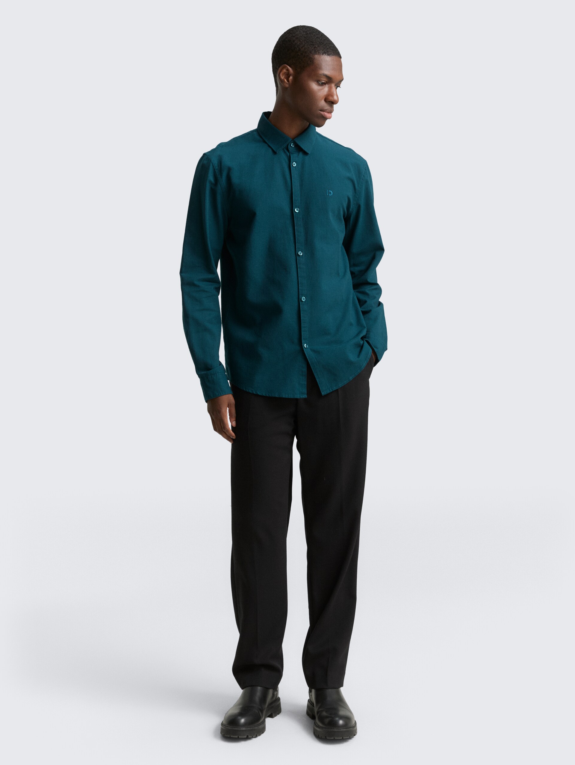 Regular Fit Hemd mit Logo-Stickerei - deep pond green - Model-Vorderansicht