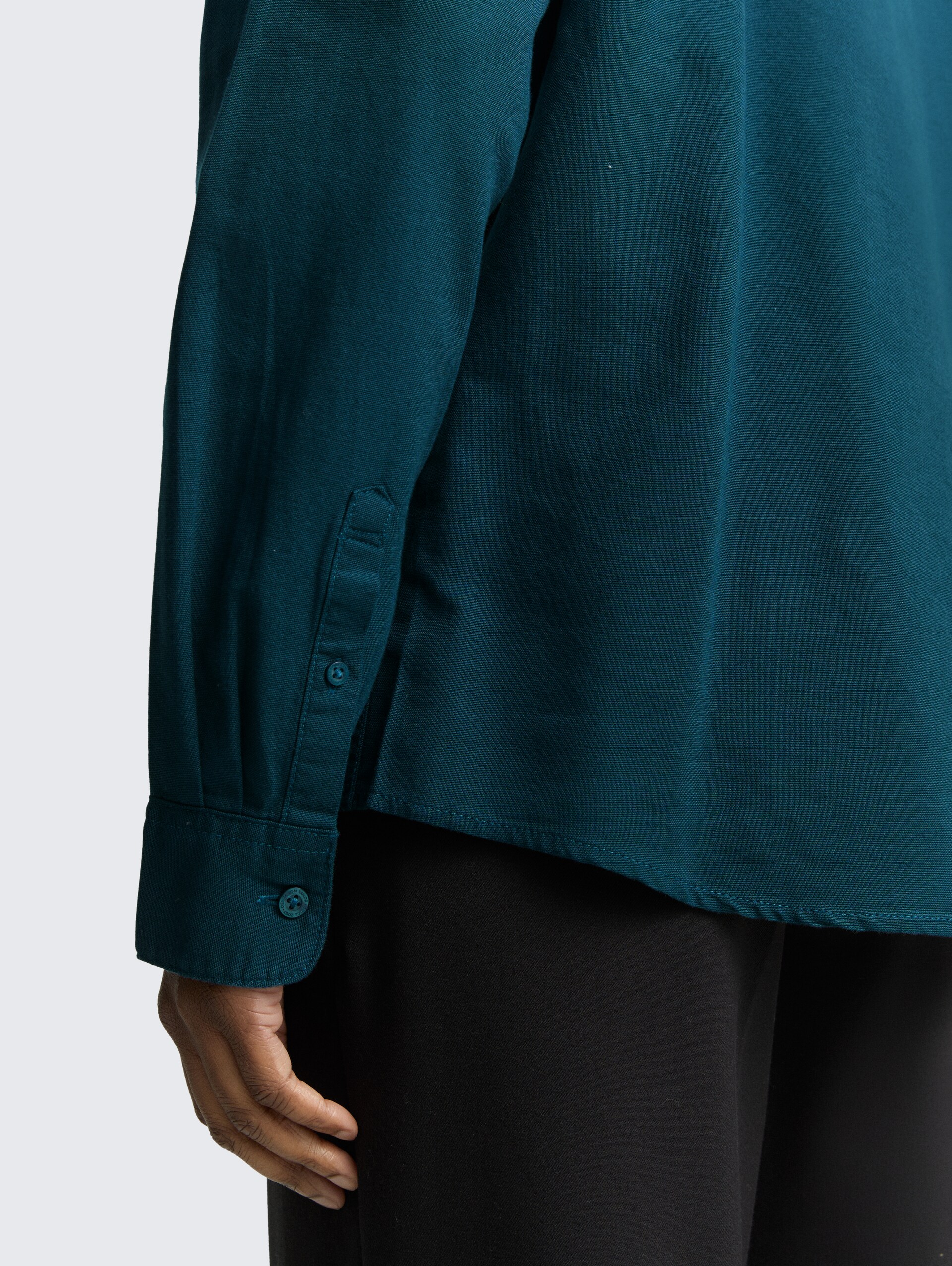Regular Fit Hemd mit Logo-Stickerei - deep pond green - Detail-Model-Ansicht