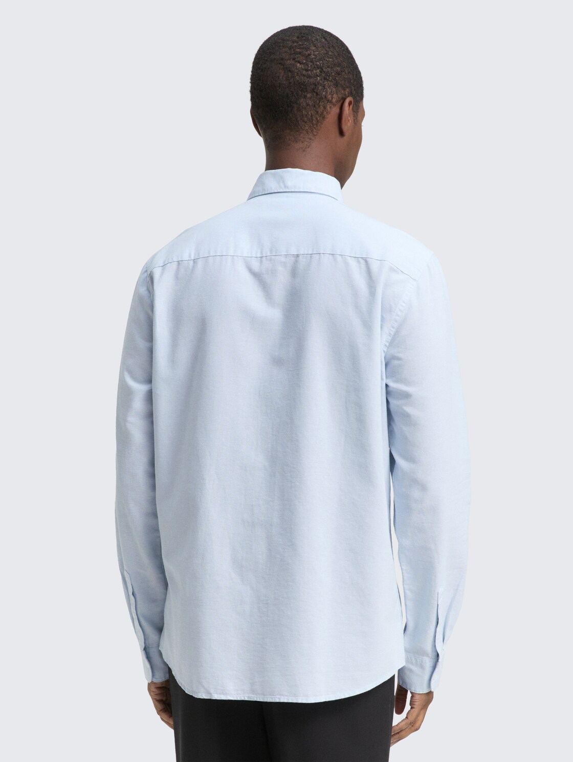 Regular Fit Hemd mit Logo-Stickerei - blue oxford - Auschnitt Model-Rückansicht