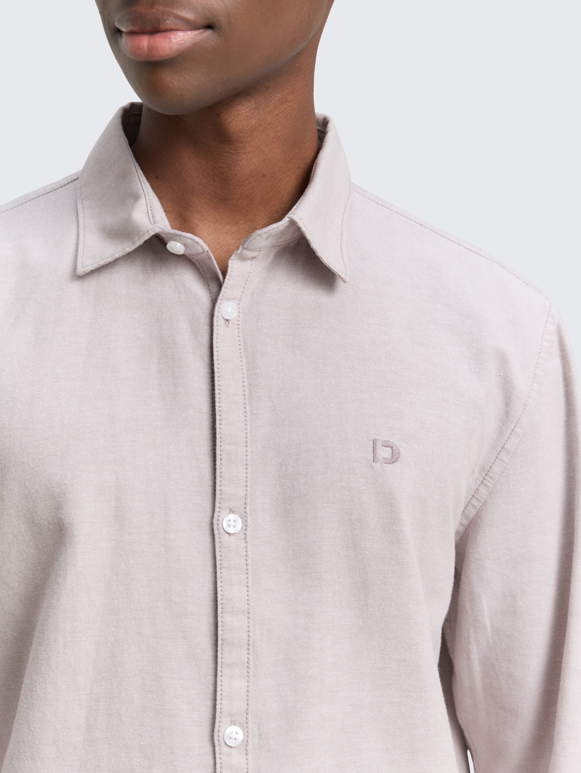 Regular Fit Hemd mit Logo-Stickerei - grey oxford - Detail-Model-Ansicht