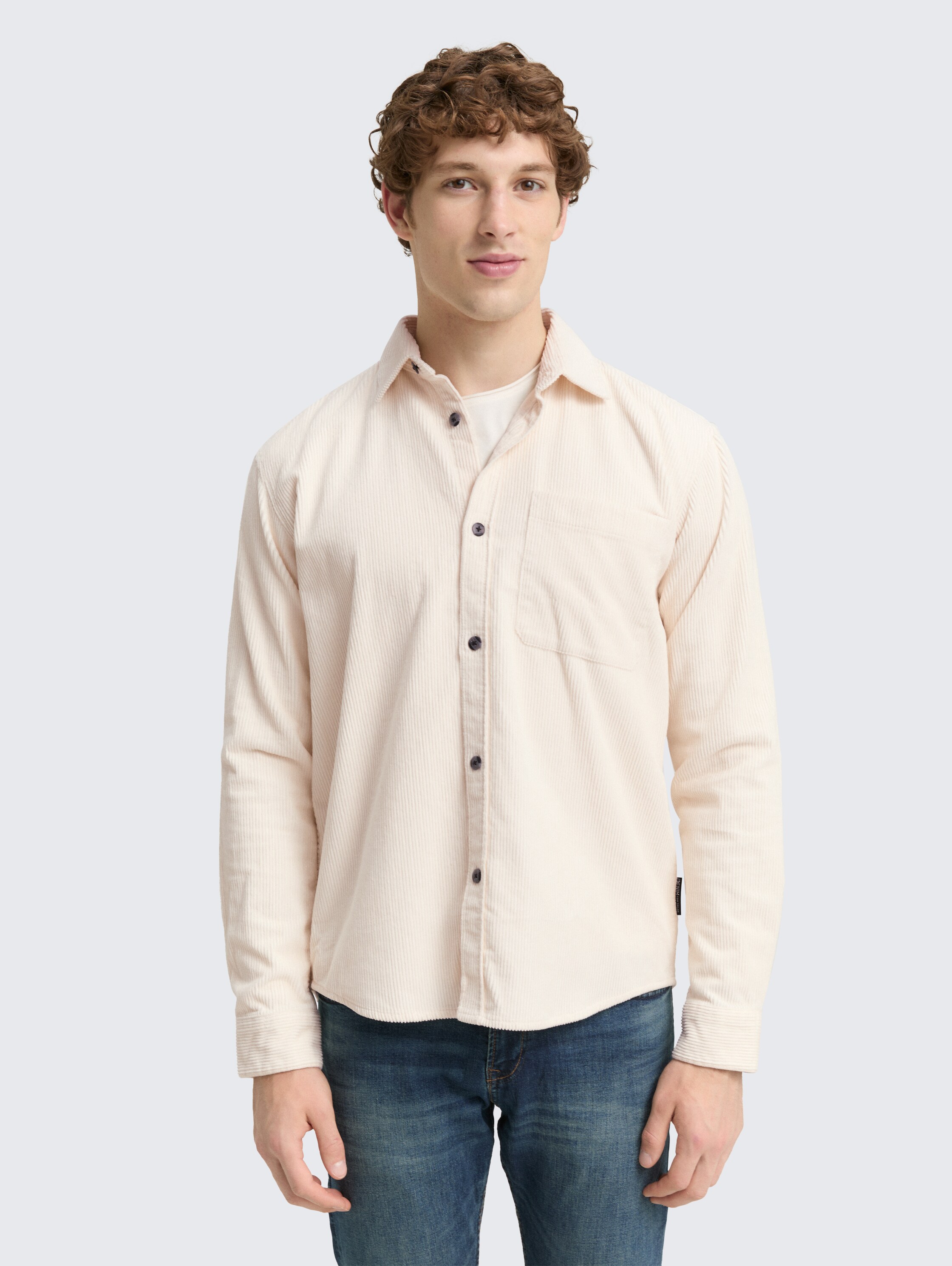 Relaxed fit corduroy shirt with breast pocket - Gardenia White - Neckline model front view
