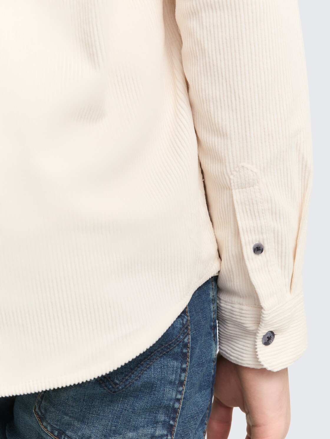 Relaxed Fit Cordhemd mit Brusttasche - Gardenia White - Detail-Model-Ansicht