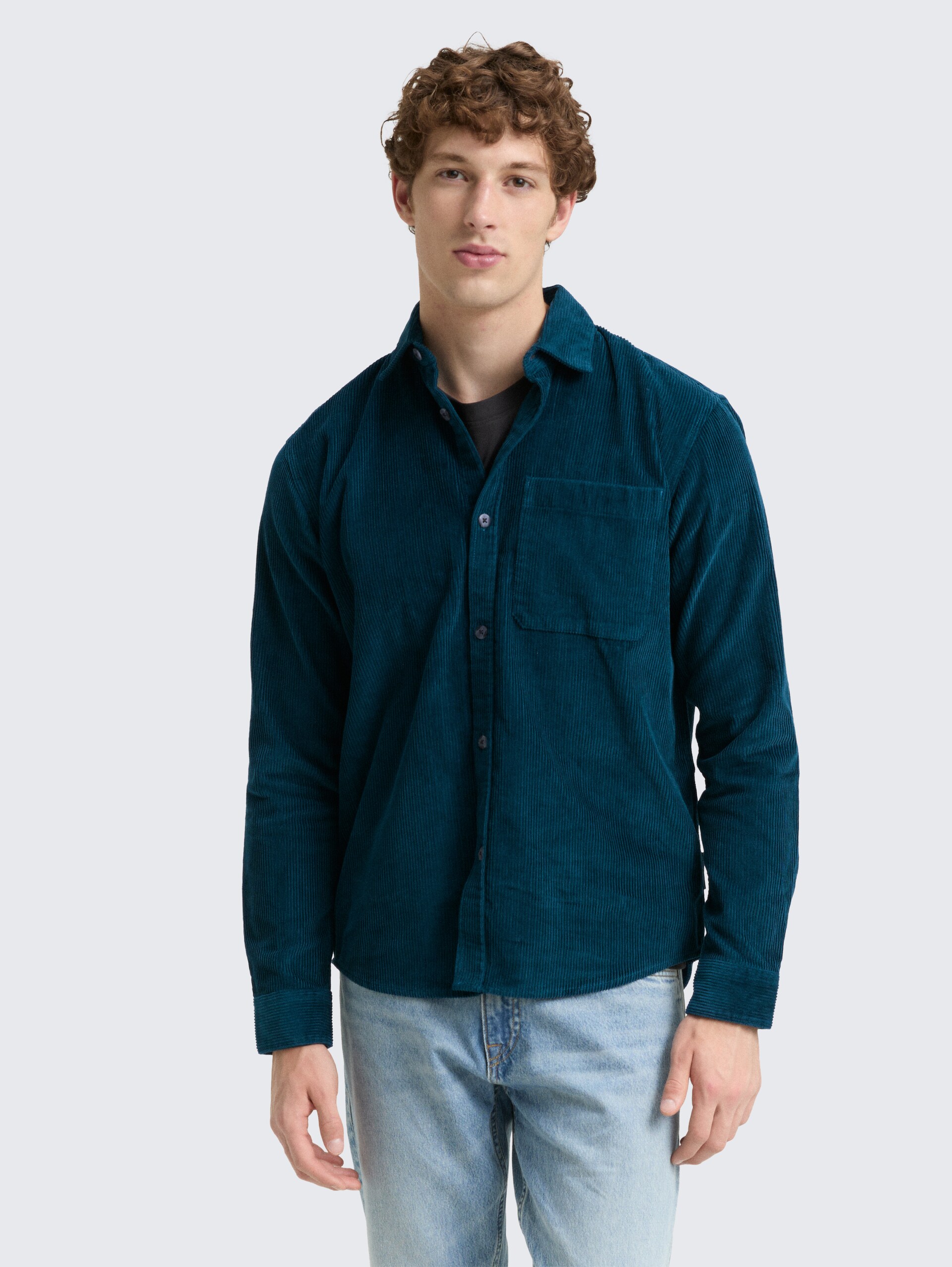 Relaxed corduroy overhemd met borstzak - deep pond green - Nek model vooraanzicht