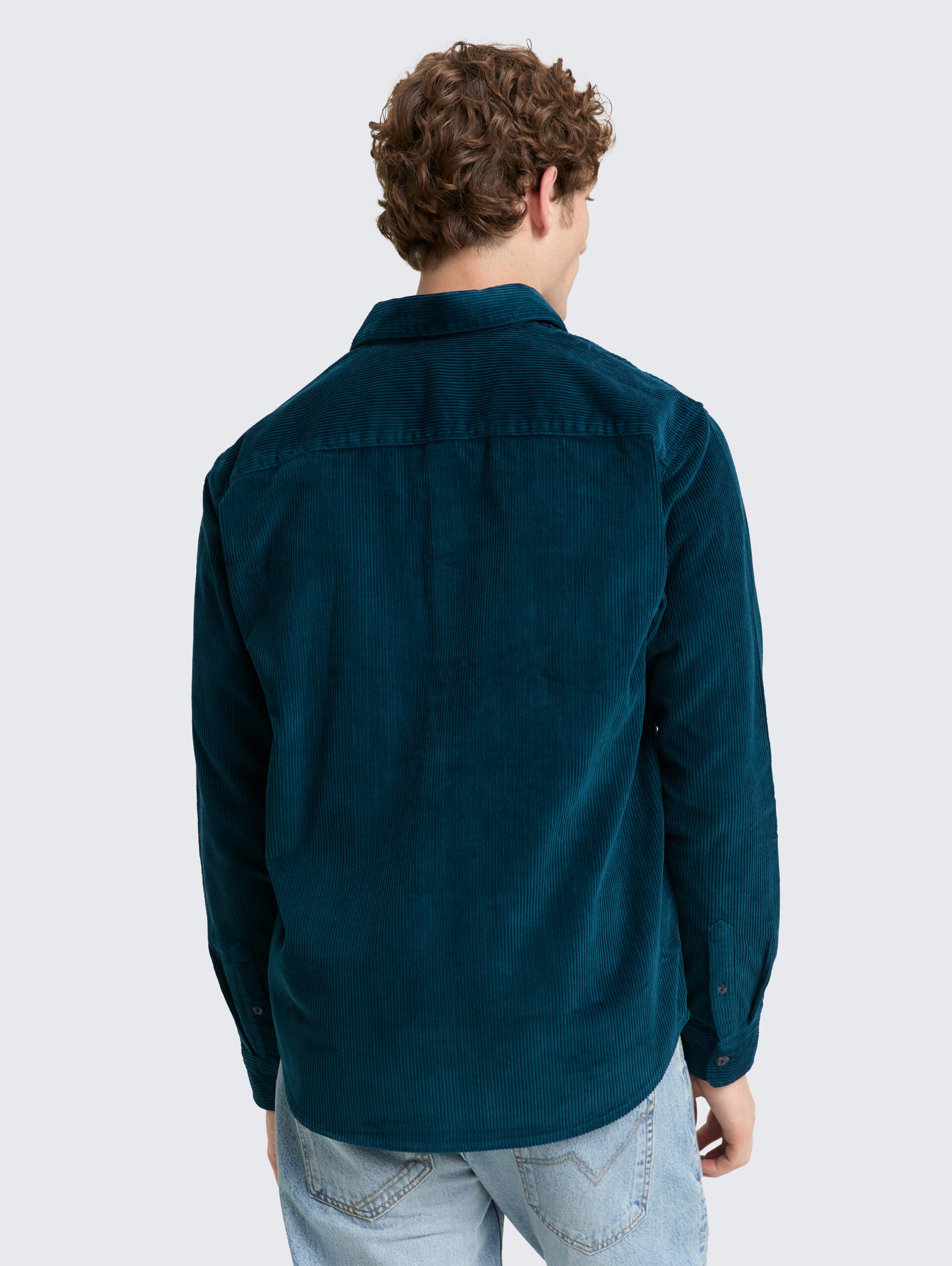 Relaxed corduroy overhemd met borstzak - deep pond green - Neklijn model-achteraanzicht