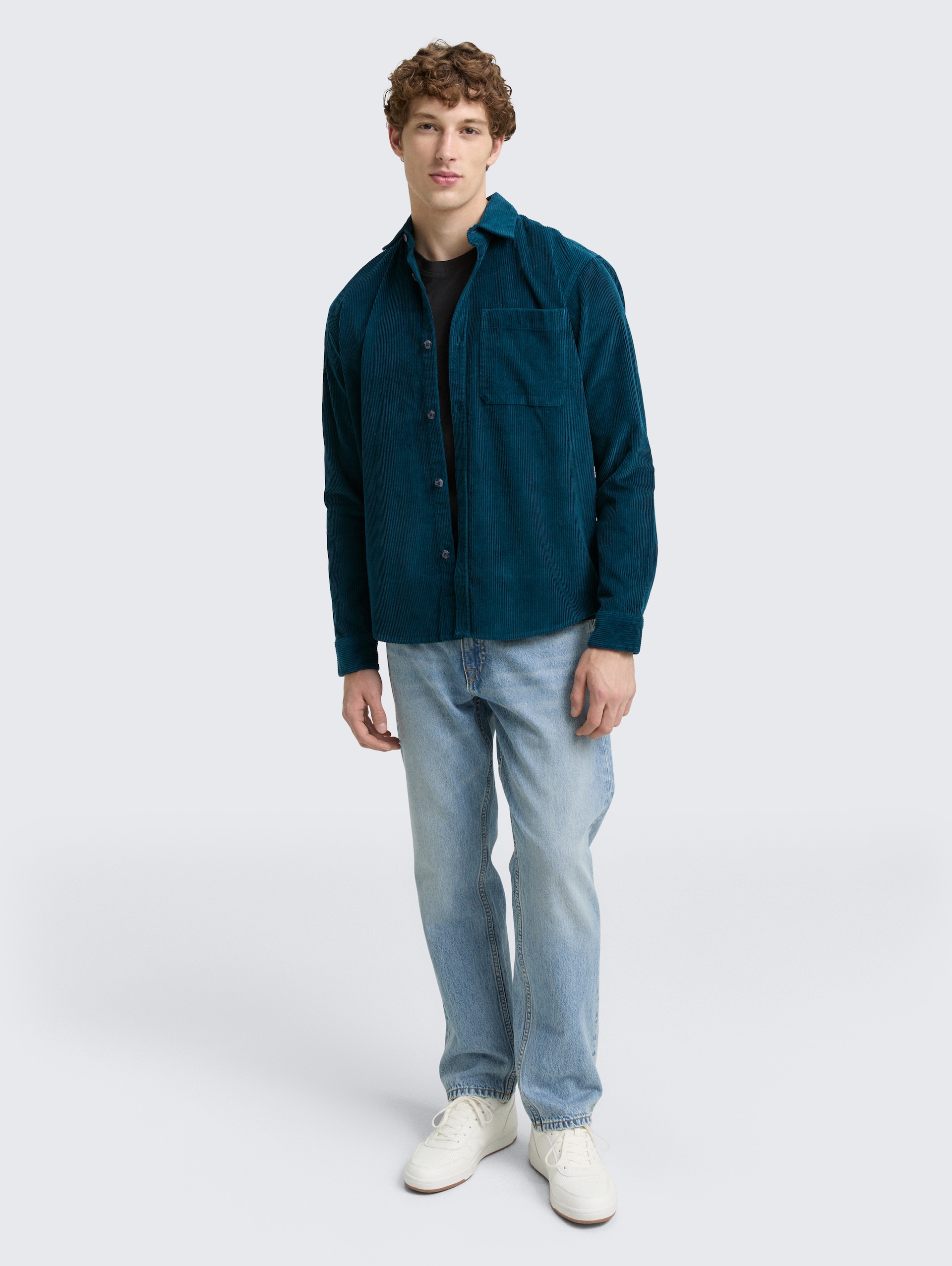Relaxed corduroy overhemd met borstzak - deep pond green - Model vooraanzicht