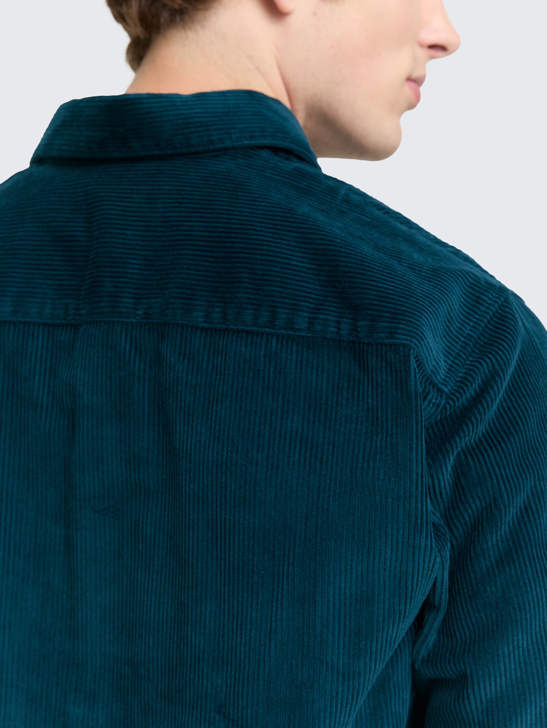 Relaxed corduroy overhemd met borstzak - deep pond green - Detailaanzicht model