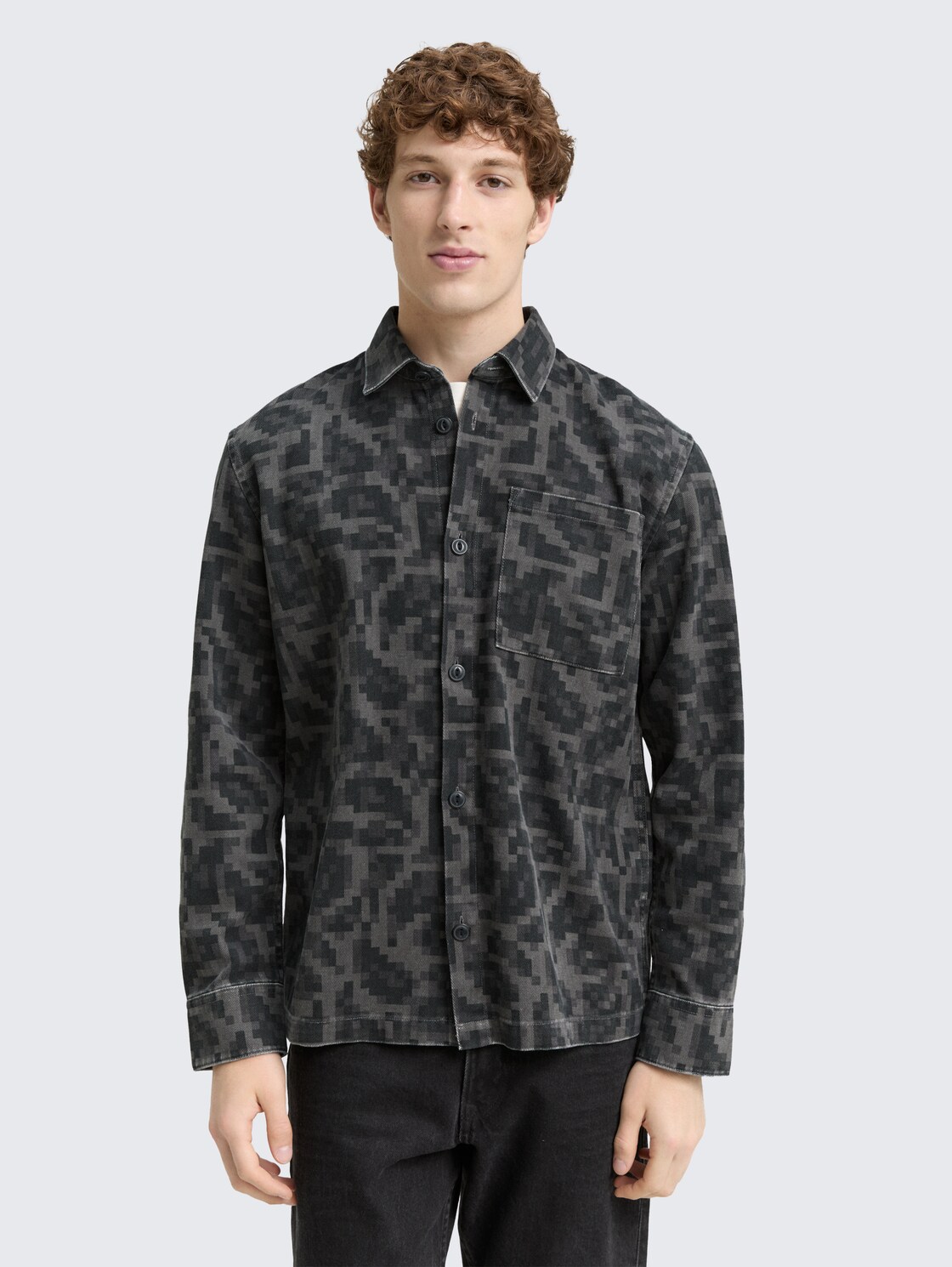Overshirt mit Brusttasche - night grey big pixel print - Ausschnitt Model-Vorderansicht