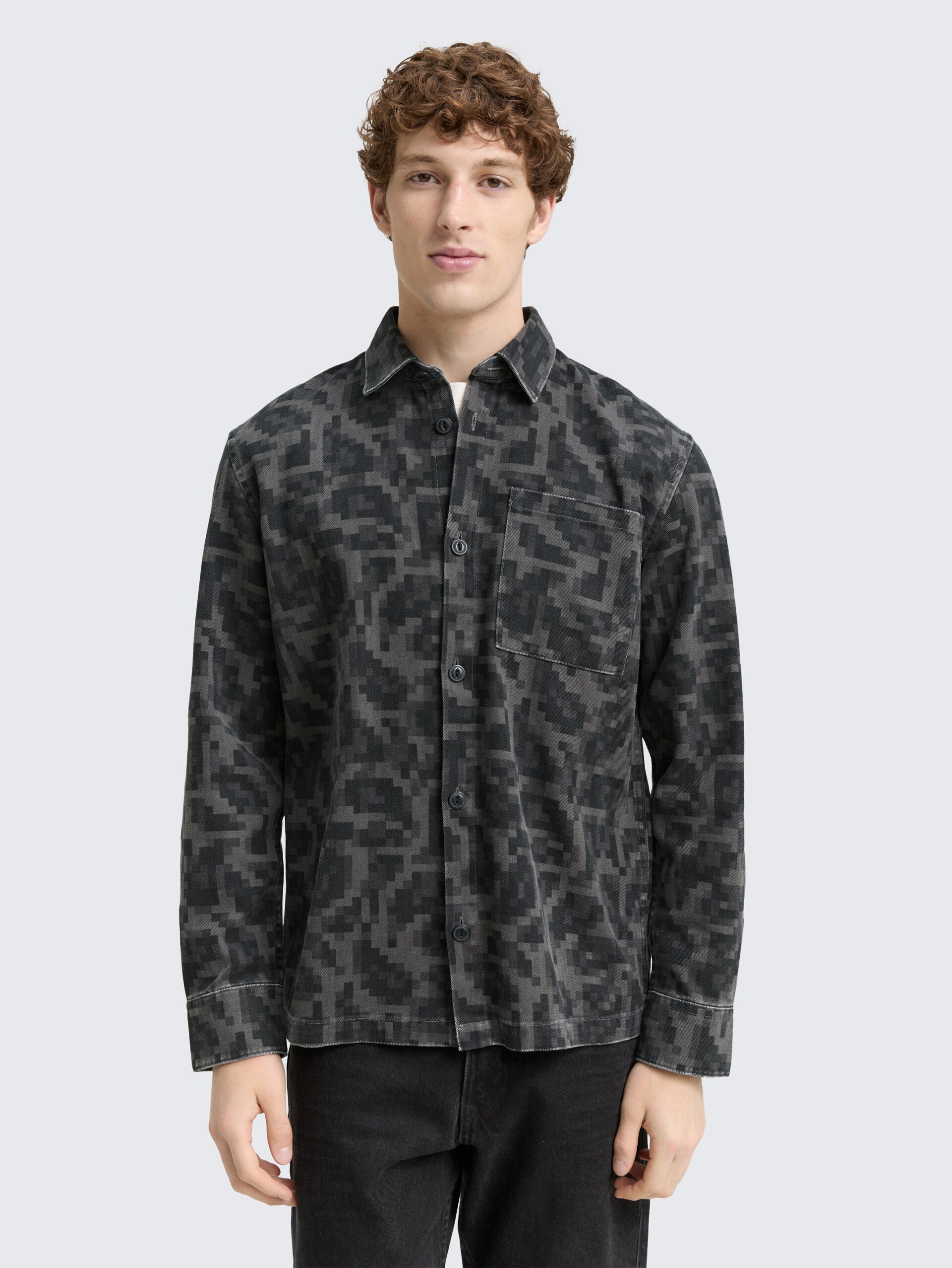 Overhemd met borstzak - night grey big pixel print - Nek model vooraanzicht