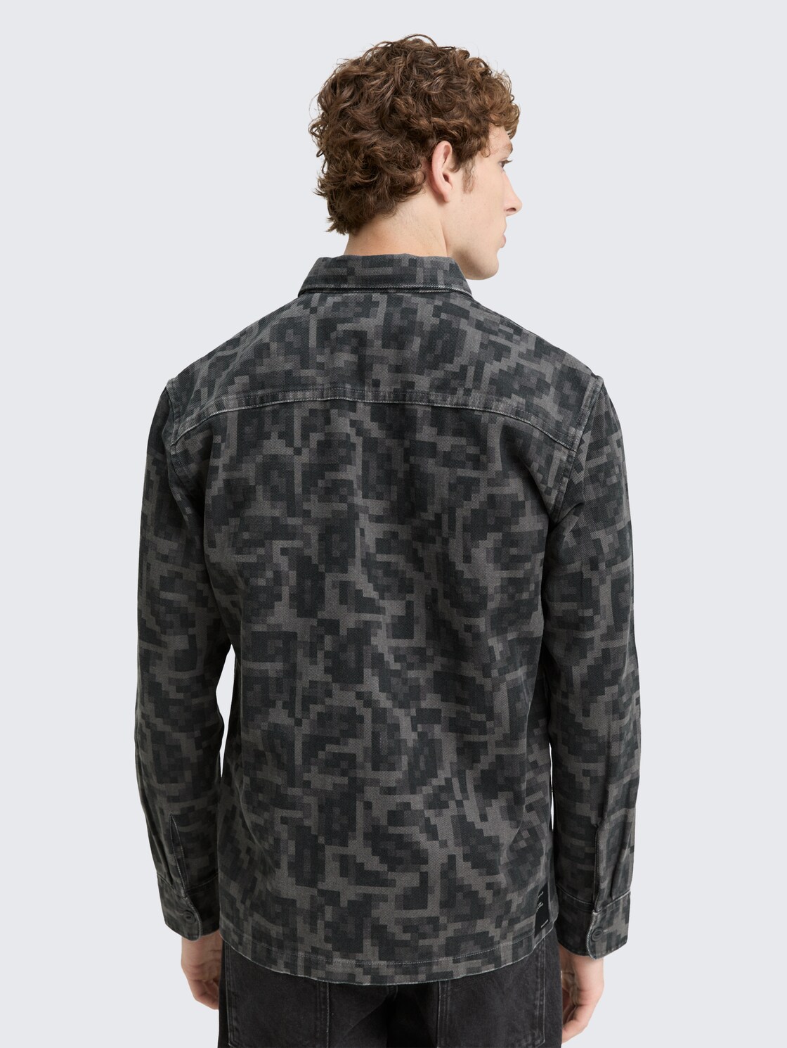 Overshirt mit Brusttasche - night grey big pixel print - Auschnitt Model-Rückansicht