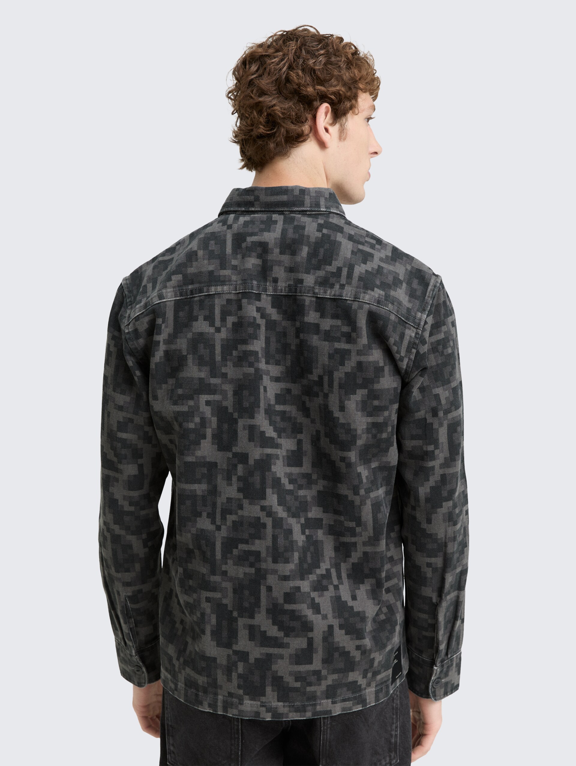 Overhemd met borstzak - night grey big pixel print - Neklijn model-achteraanzicht