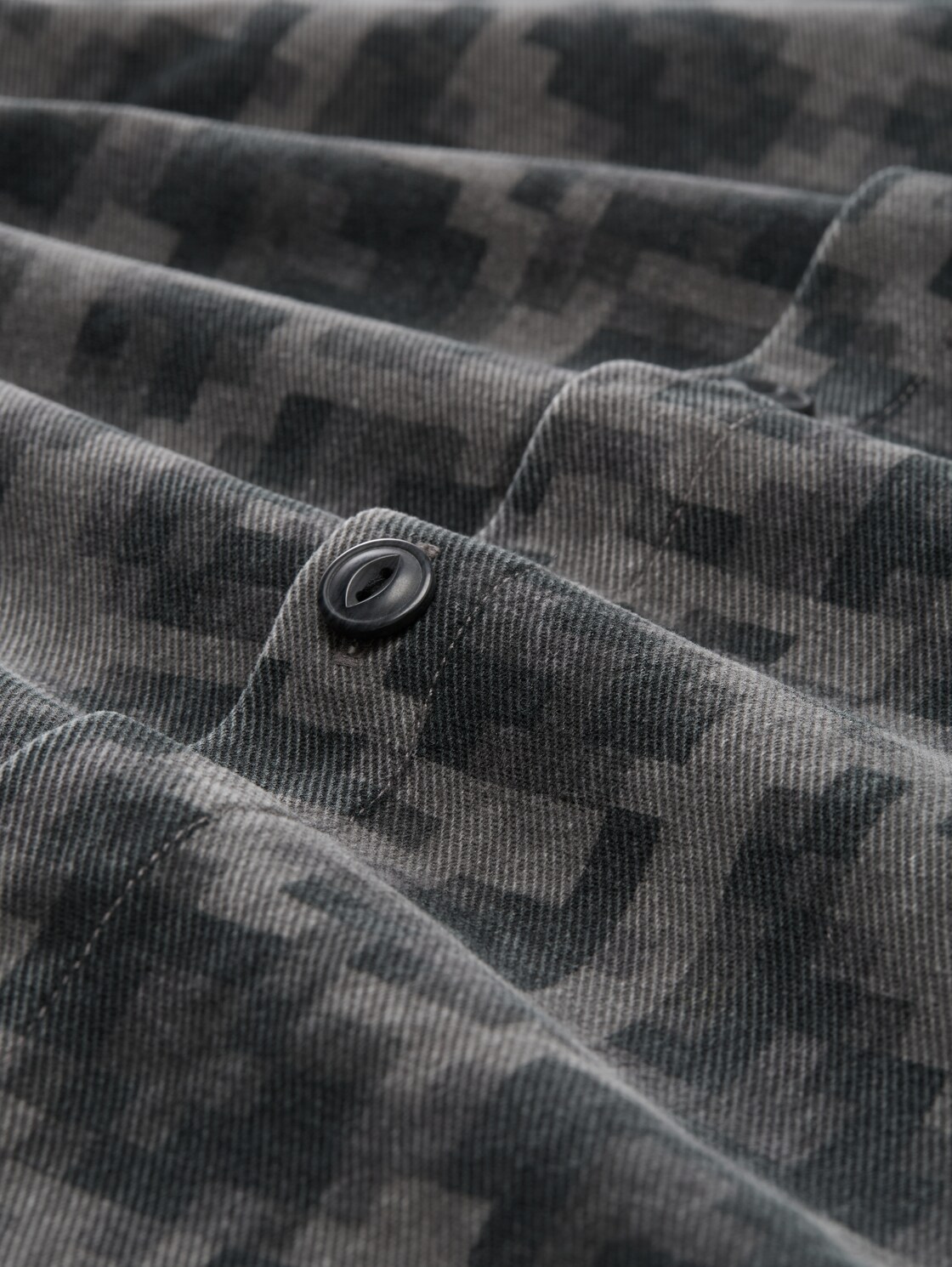 Overshirt mit Brusttasche - night grey big pixel print - Material-Ansicht