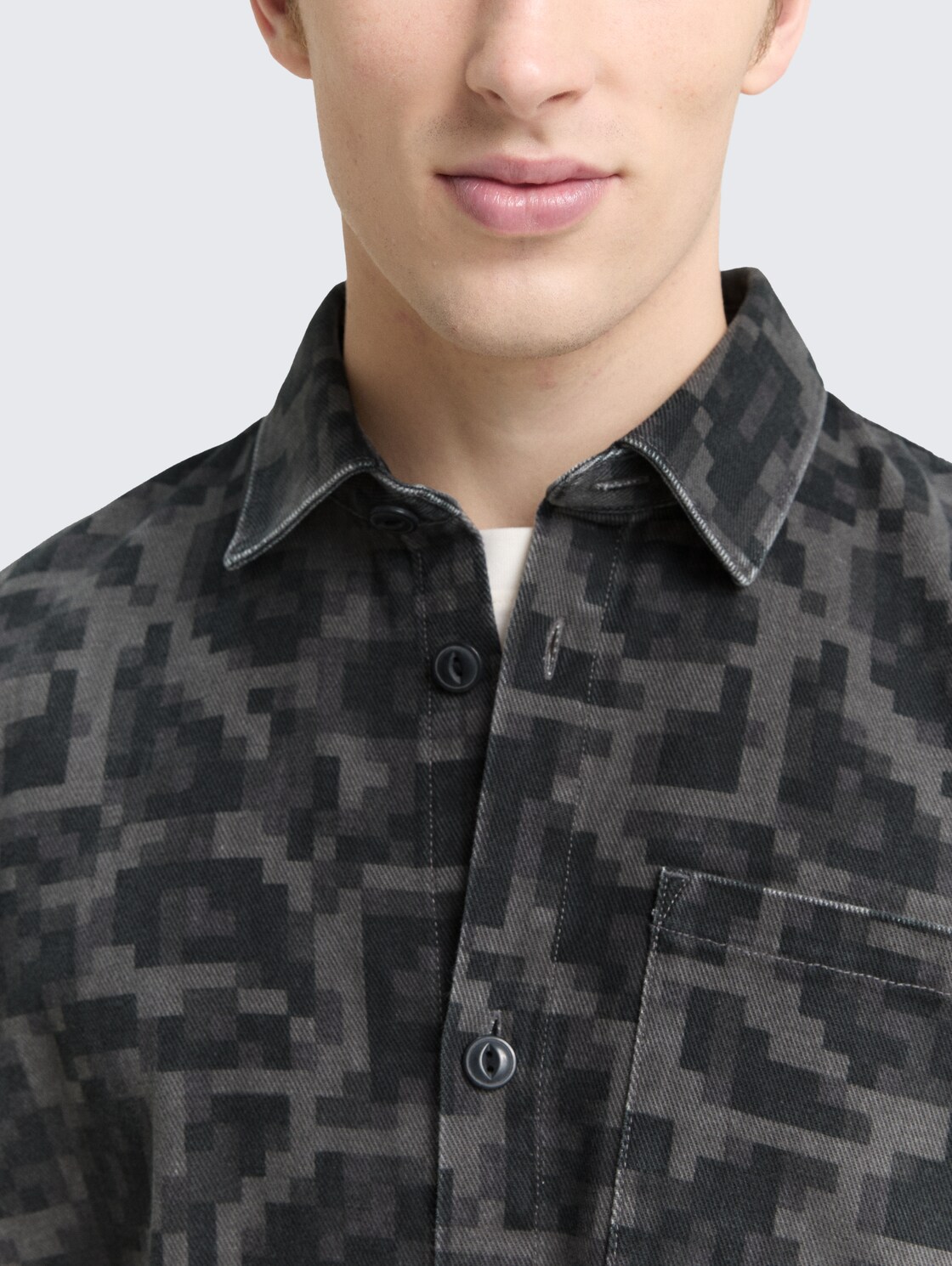 Overshirt mit Brusttasche - night grey big pixel print - Detail-Model-Ansicht