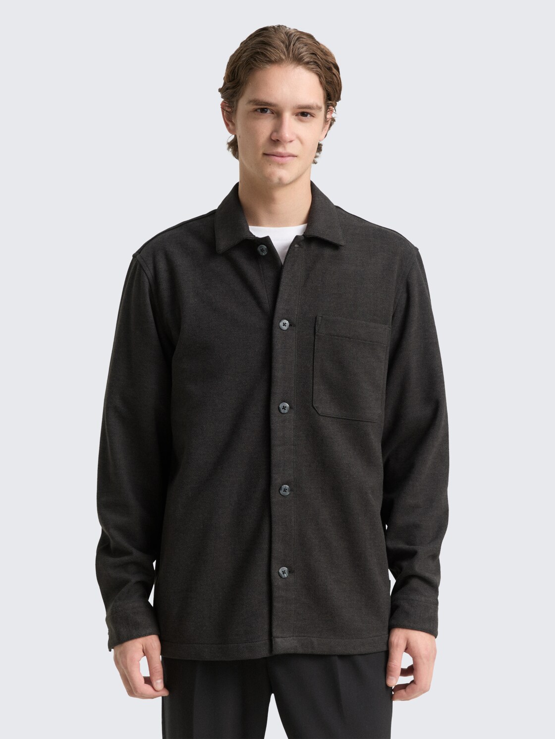 Overshirt with breast pocket - black twill - Neckline model front view