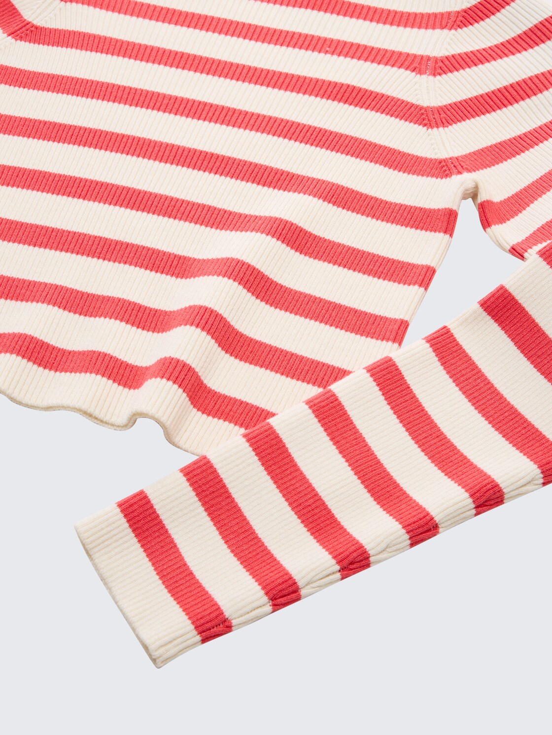 Cropped Ripp Pullover mit Streifenmuster - red white stripe design - Detail-Model-Ansicht