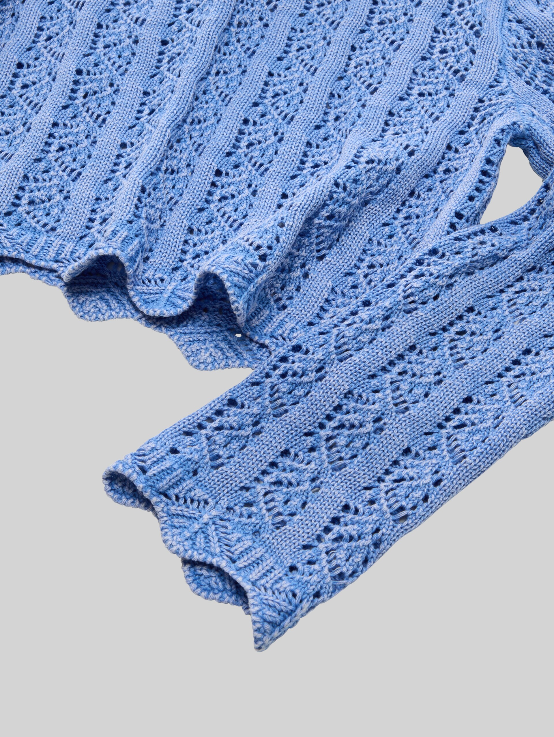 Cropped Ajour Strickpullover - sicilian blue - Detail-Model-Ansicht