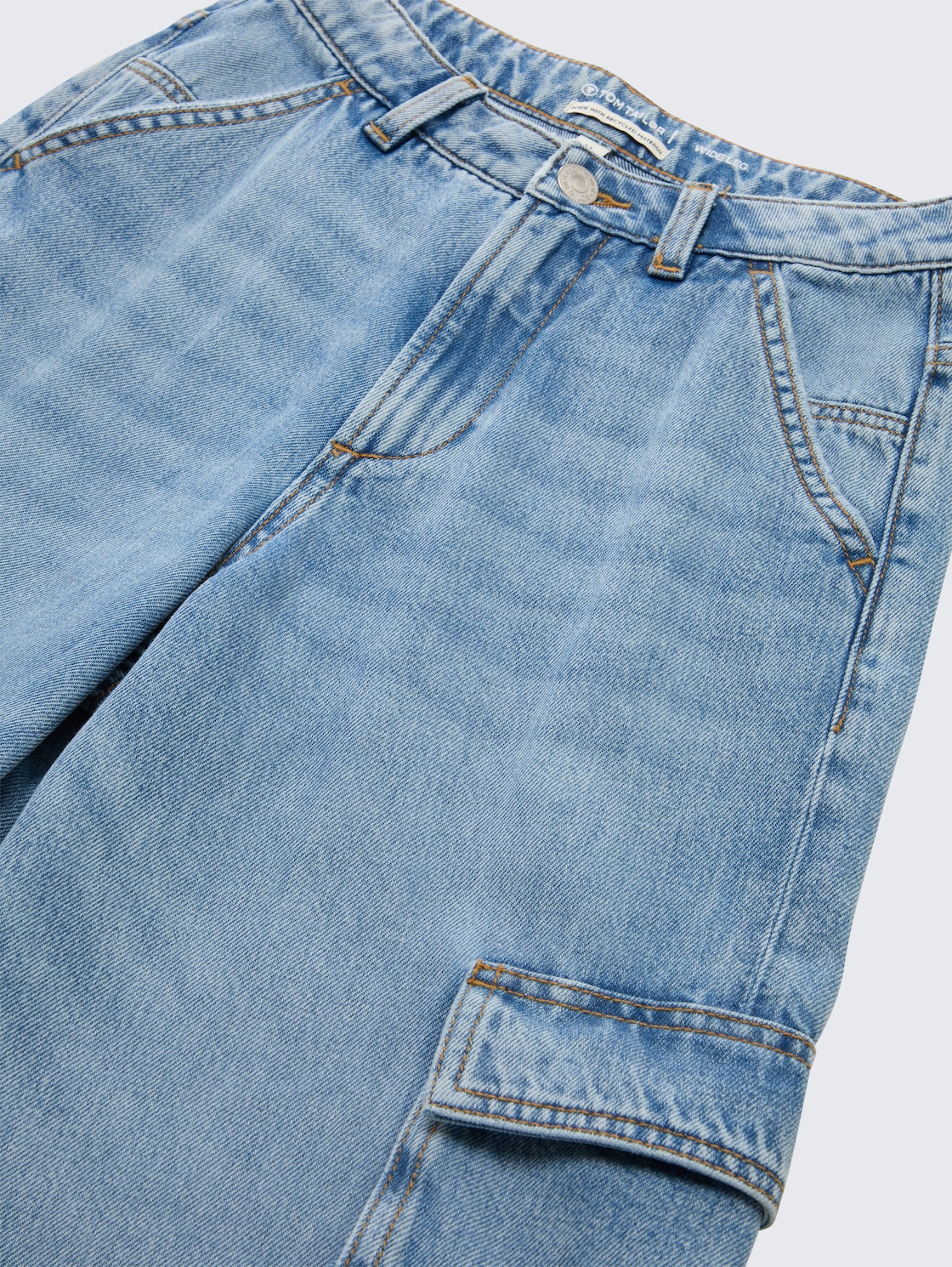 Wide Leg Cargo Jeans - Clean Light Stone Blue Denim - Detail-Model-Ansicht