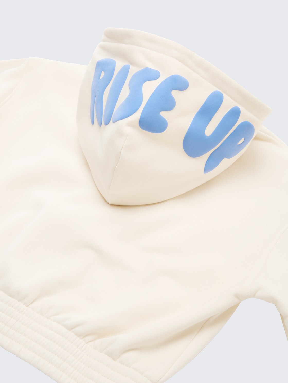 Cropped Hoodie Sweatshirt mit Print - Gardenia White - Detail-Model-Ansicht