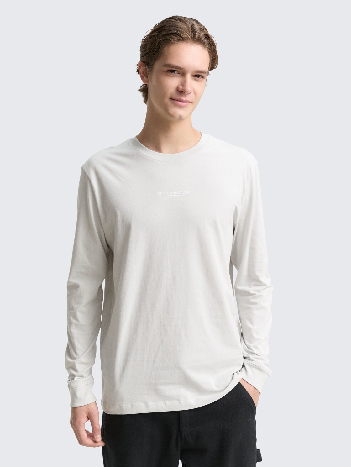 Langarmshirt mit Logo-Print - Chalk Grey - Ausschnitt Model-Vorderansicht