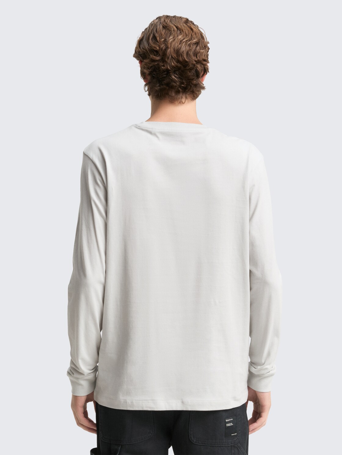 Langarmshirt mit Logo-Print - Chalk Grey - Auschnitt Model-Rückansicht