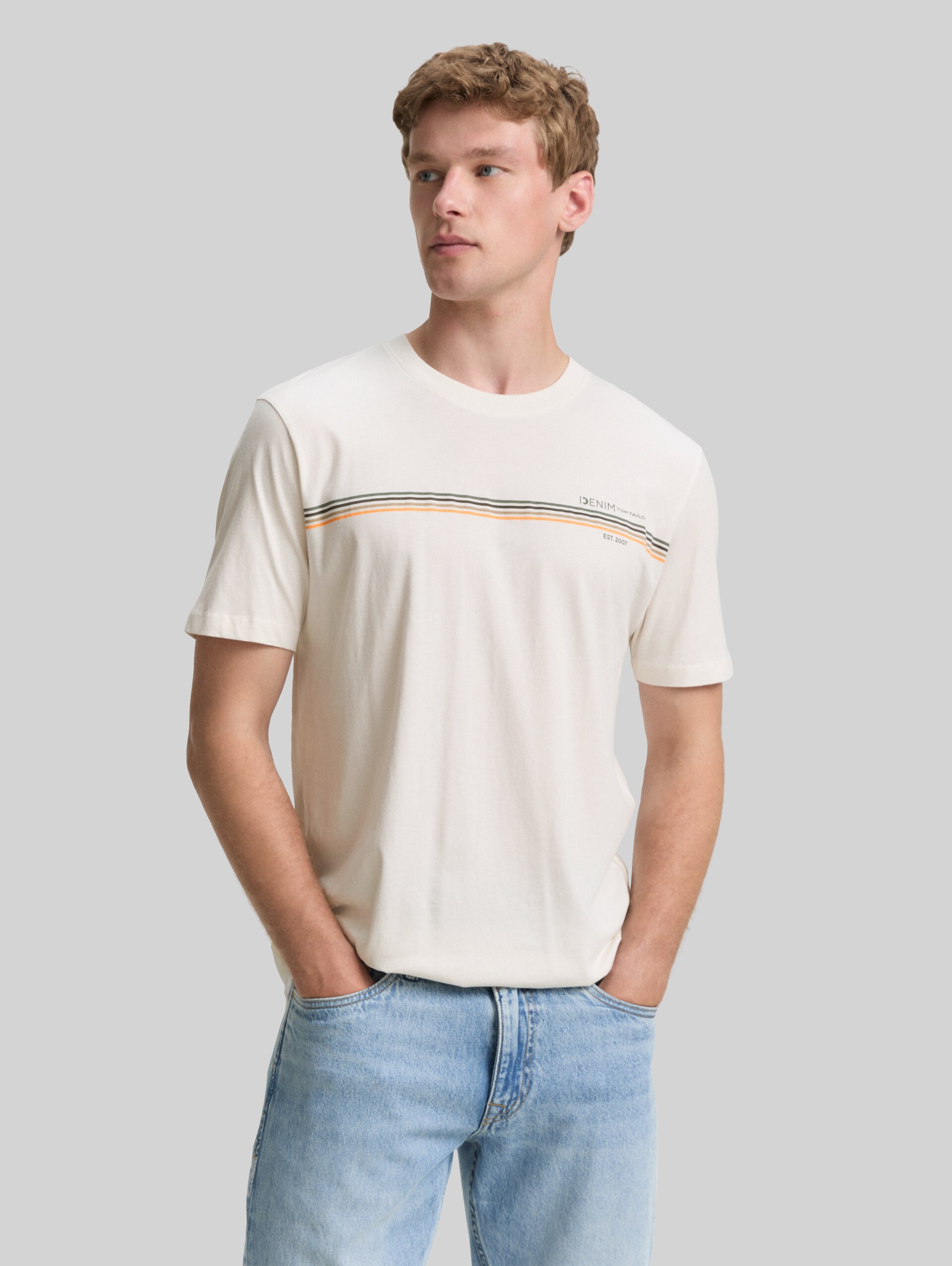 T-Shirt mit Print - Gardenia White - Ausschnitt Model-Vorderansicht