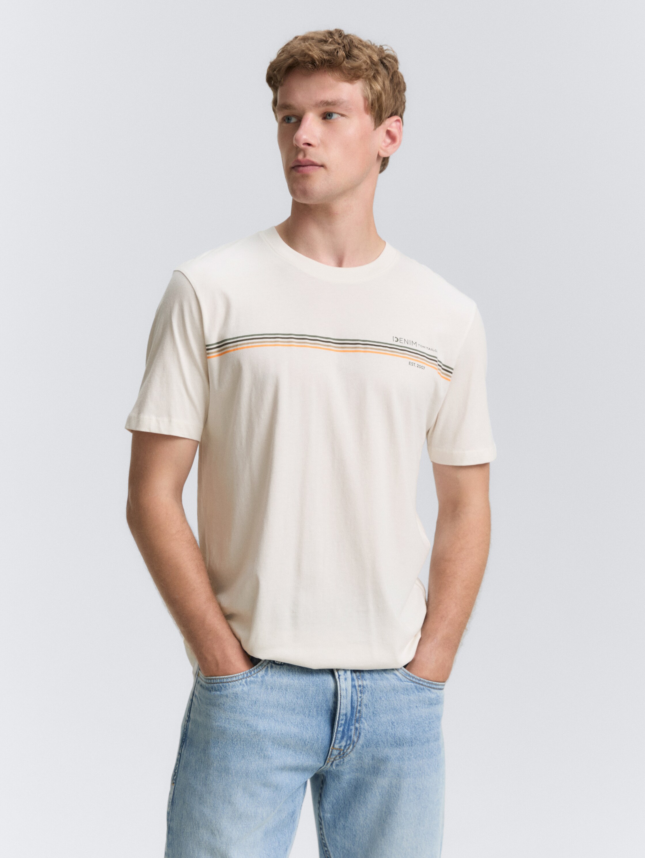 T-Shirt mit Print - Gardenia White - Ausschnitt Model-Vorderansicht