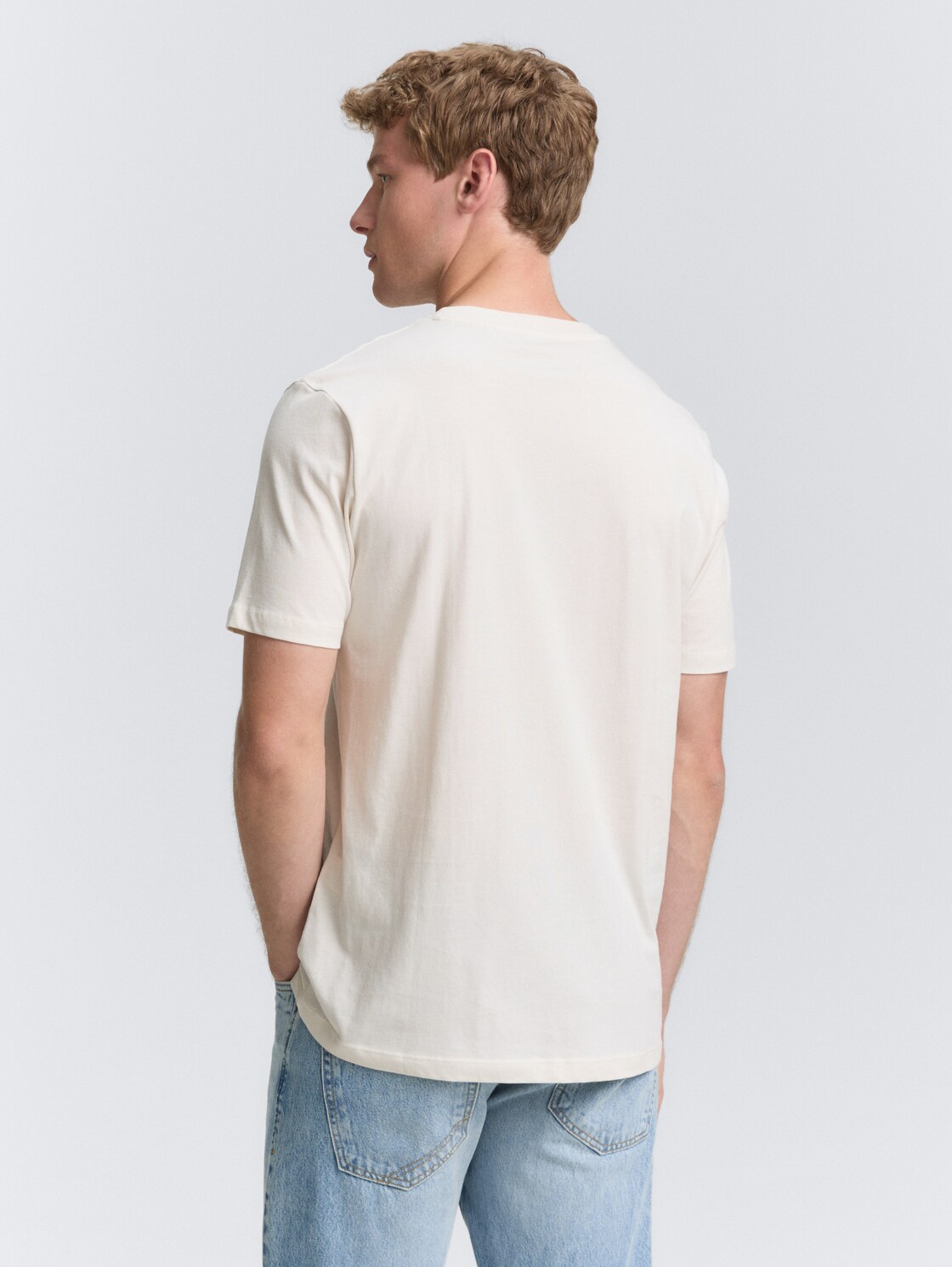 T-Shirt mit Print - Gardenia White - Auschnitt Model-Rückansicht