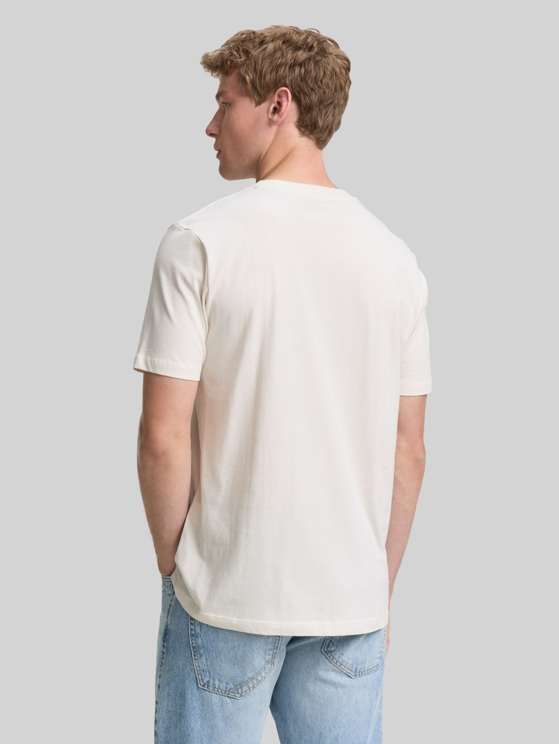 T-Shirt mit Print - Gardenia White - Auschnitt Model-Rückansicht