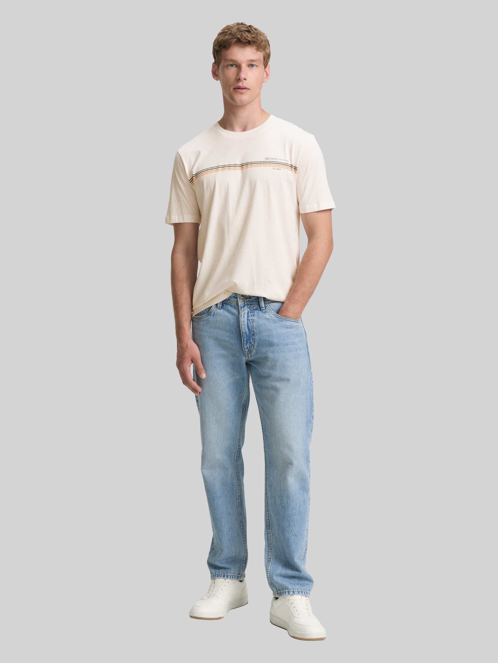 T-Shirt mit Print - Gardenia White - Model-Vorderansicht