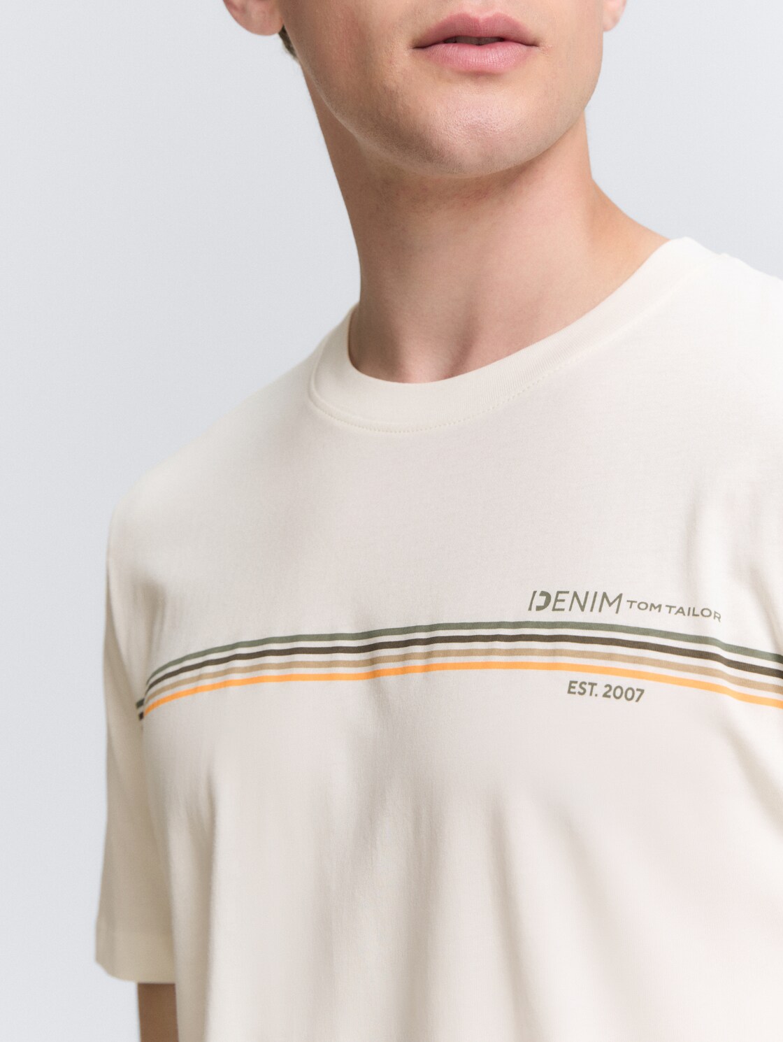 T-Shirt mit Print - Gardenia White - Detail-Model-Ansicht