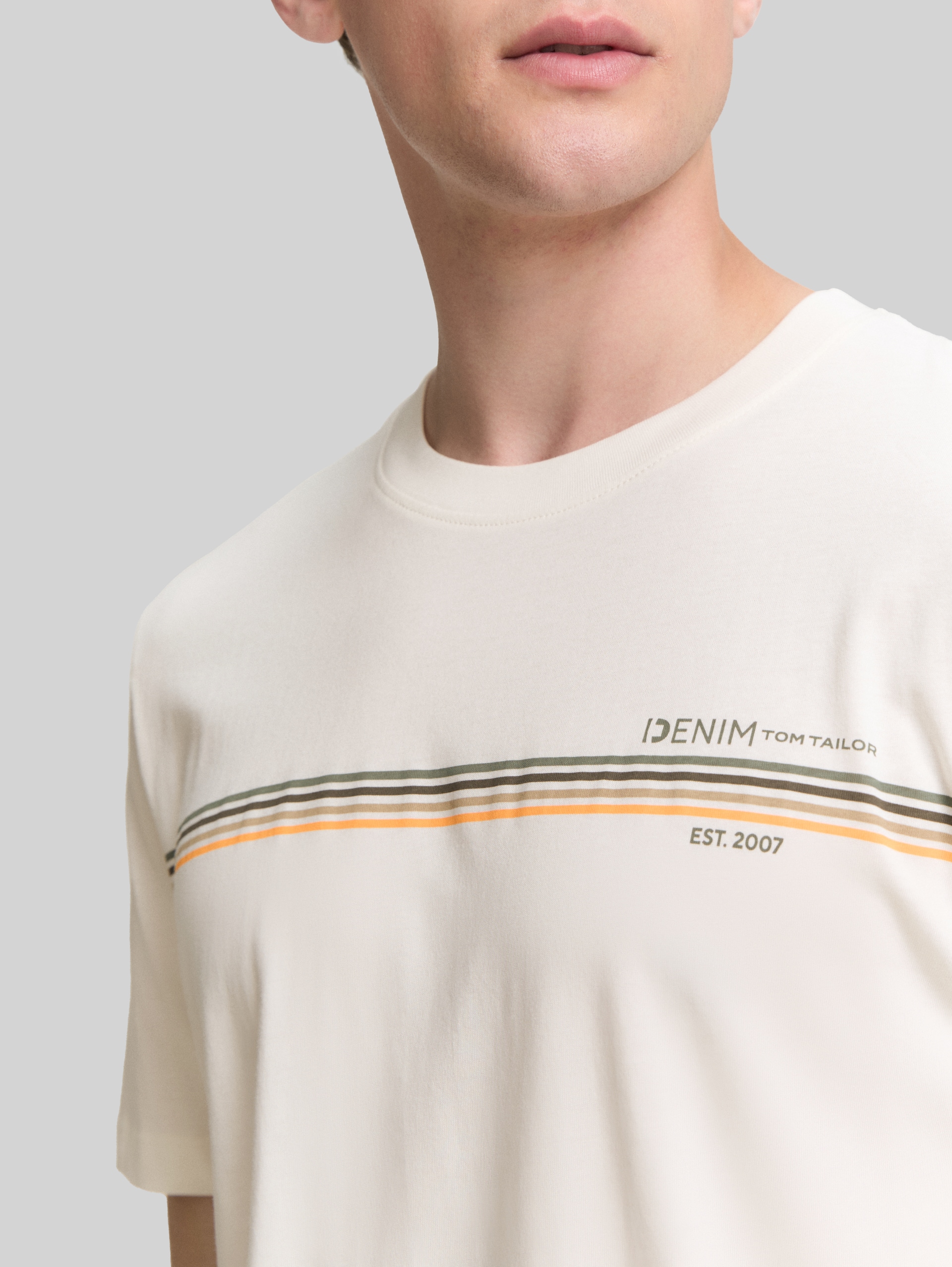 T-Shirt mit Print - Gardenia White - Detail-Model-Ansicht