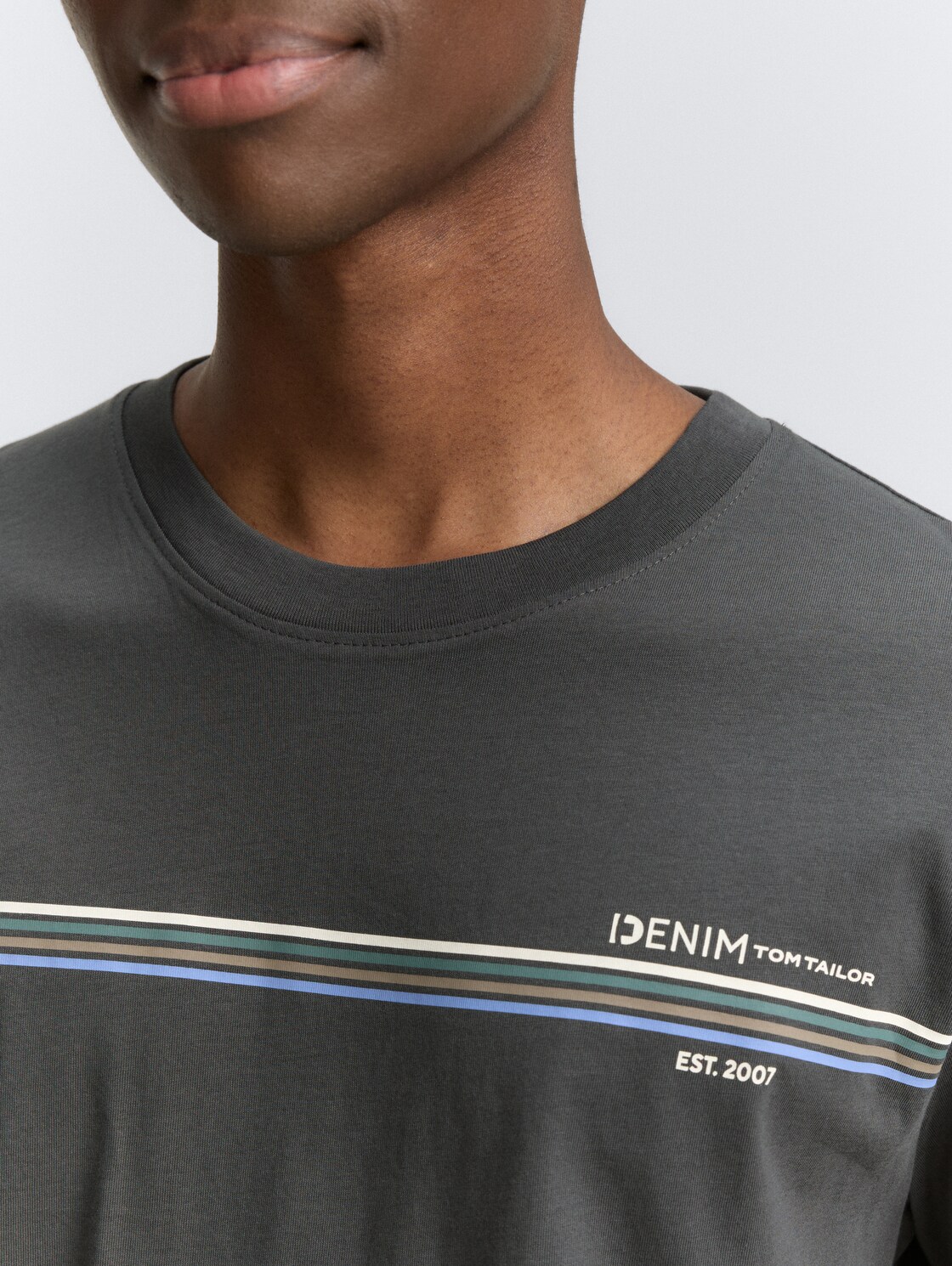 T-Shirt mit Print - ash grey - Detail-Model-Ansicht