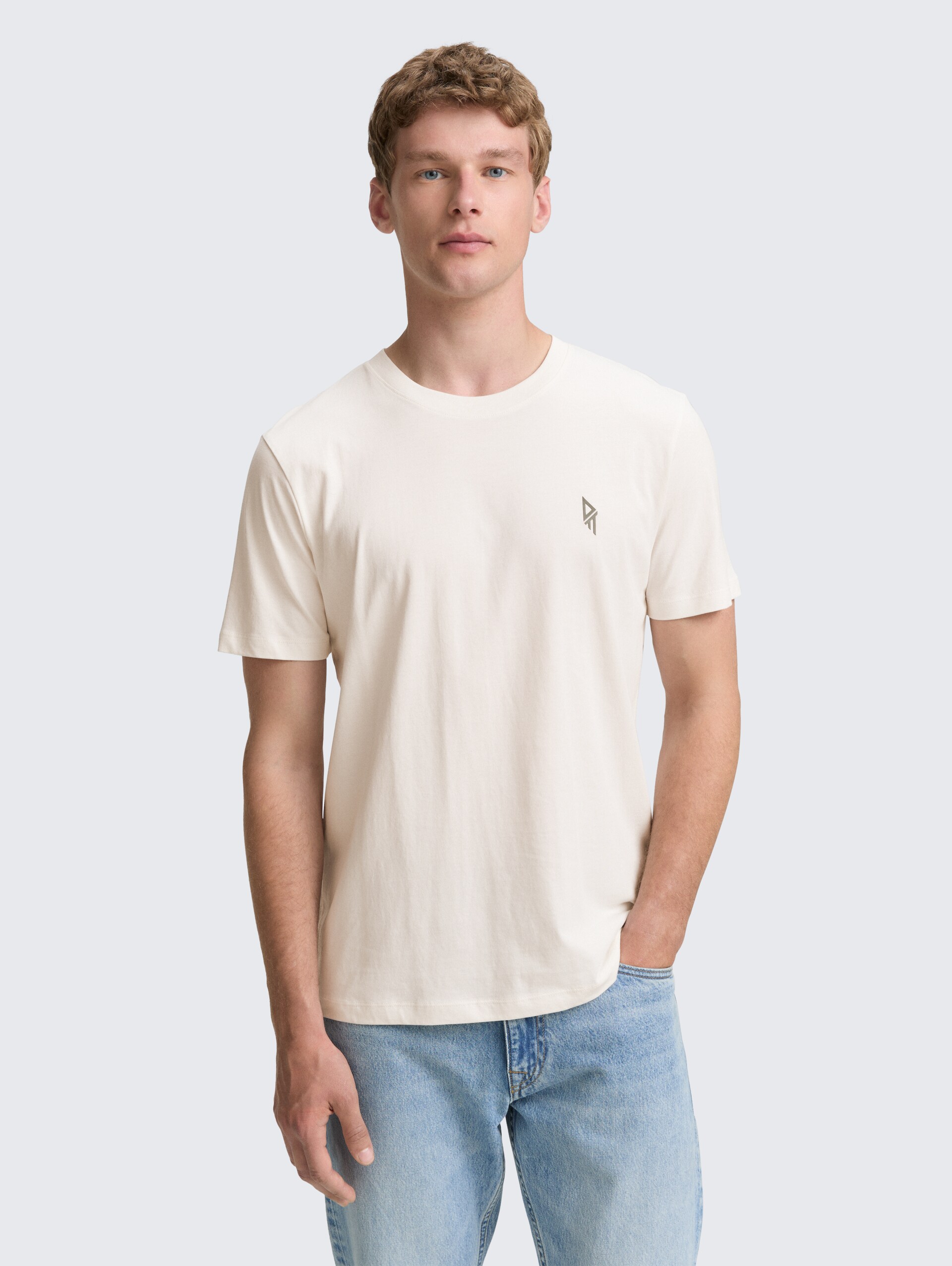 T-Shirt mit Rückenprint - Gardenia White - Ausschnitt Model-Vorderansicht