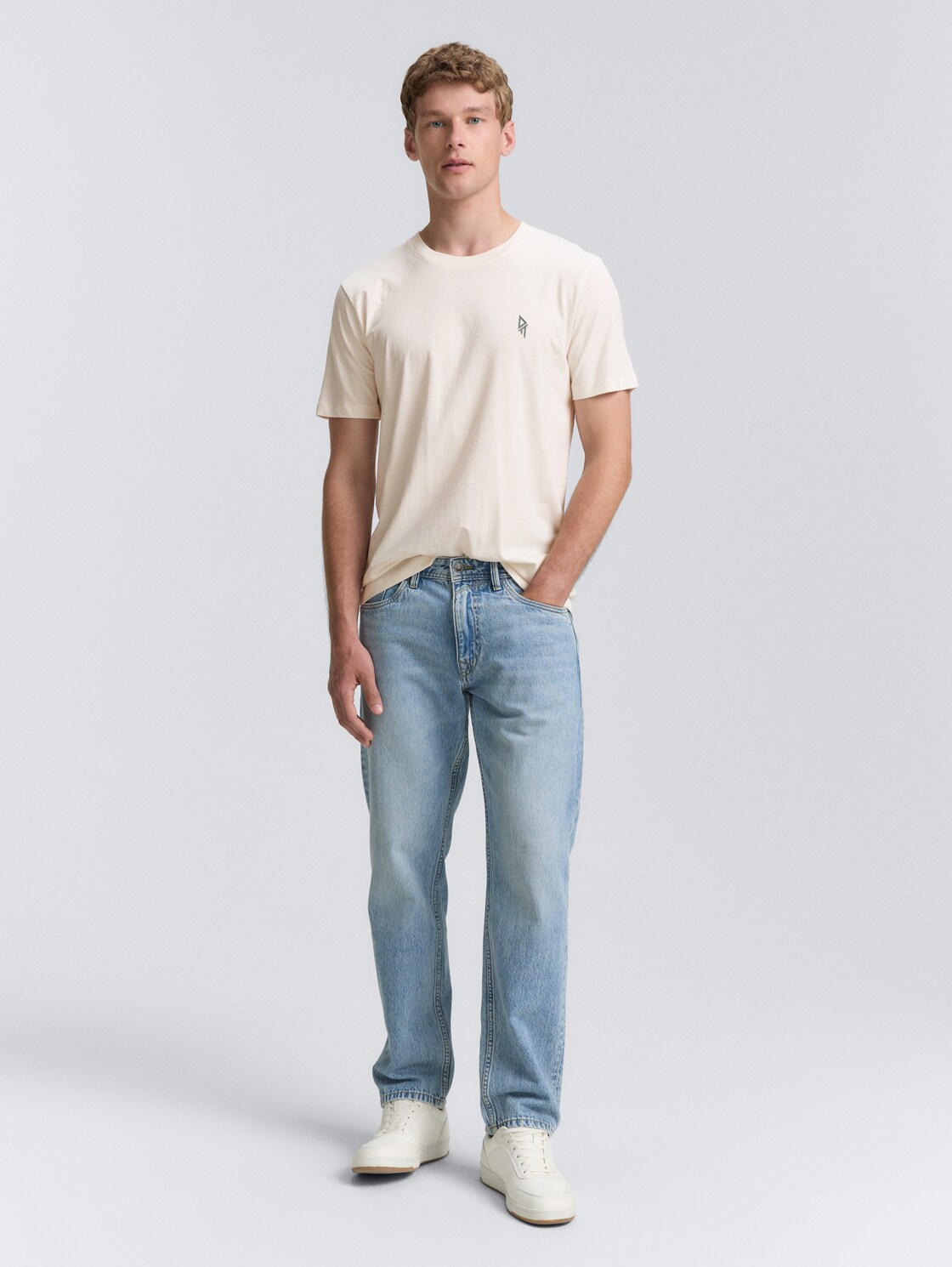 T-Shirt mit Rückenprint - Gardenia White - Model-Vorderansicht