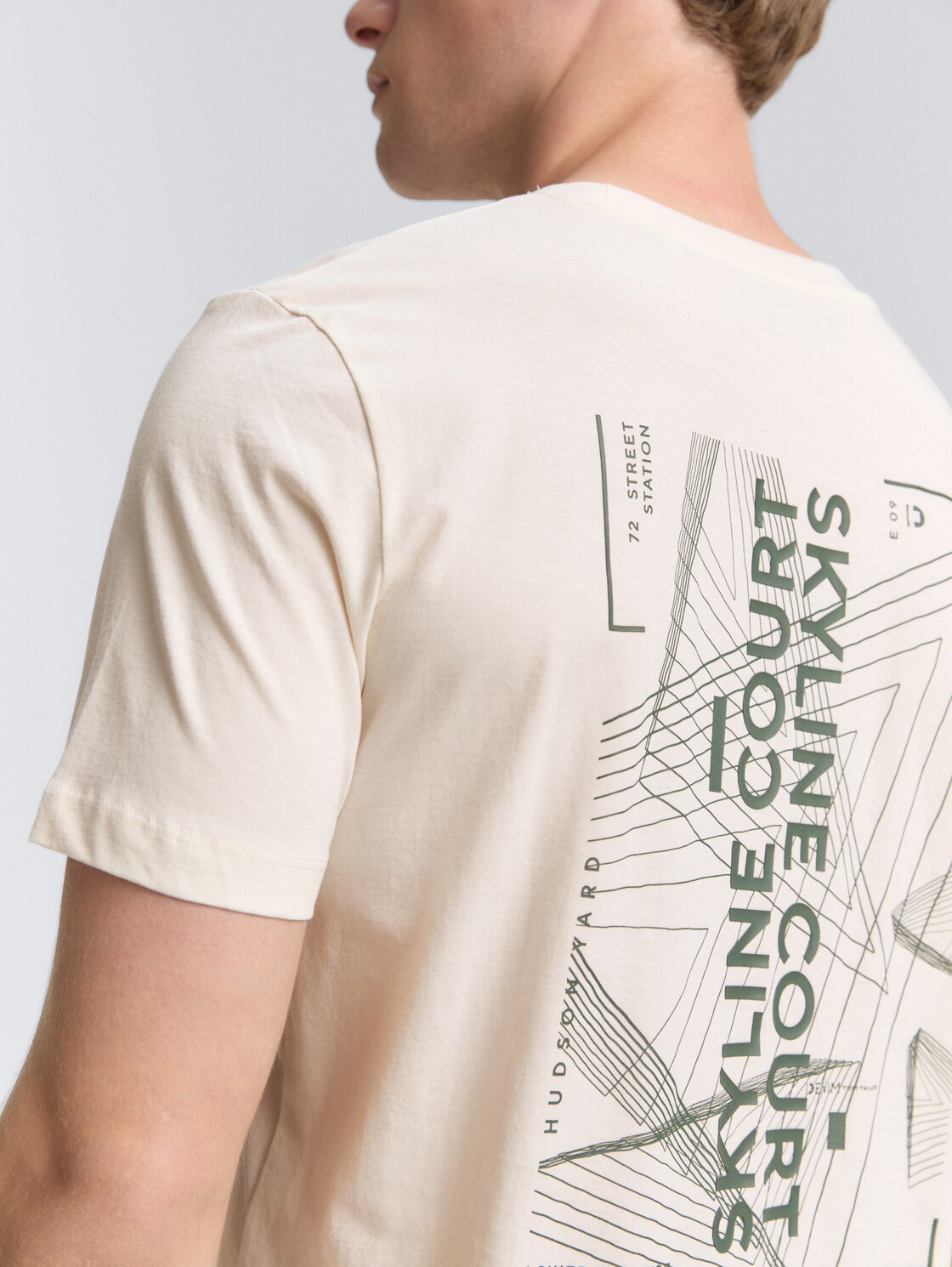 T-Shirt mit Rückenprint - Gardenia White - Detail-Model-Ansicht