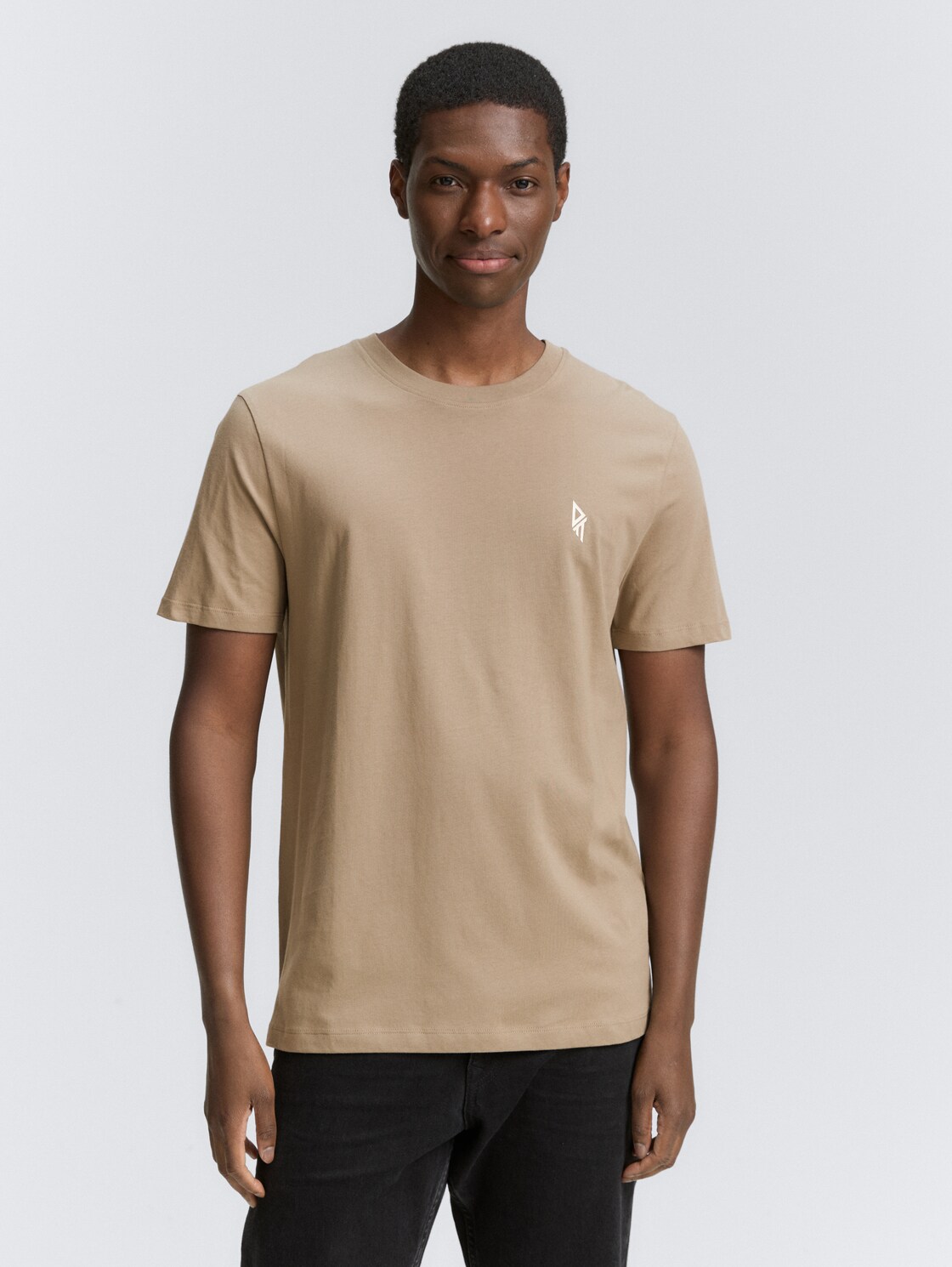 T-Shirt mit Rückenprint - roasted nut brown - Ausschnitt Model-Vorderansicht