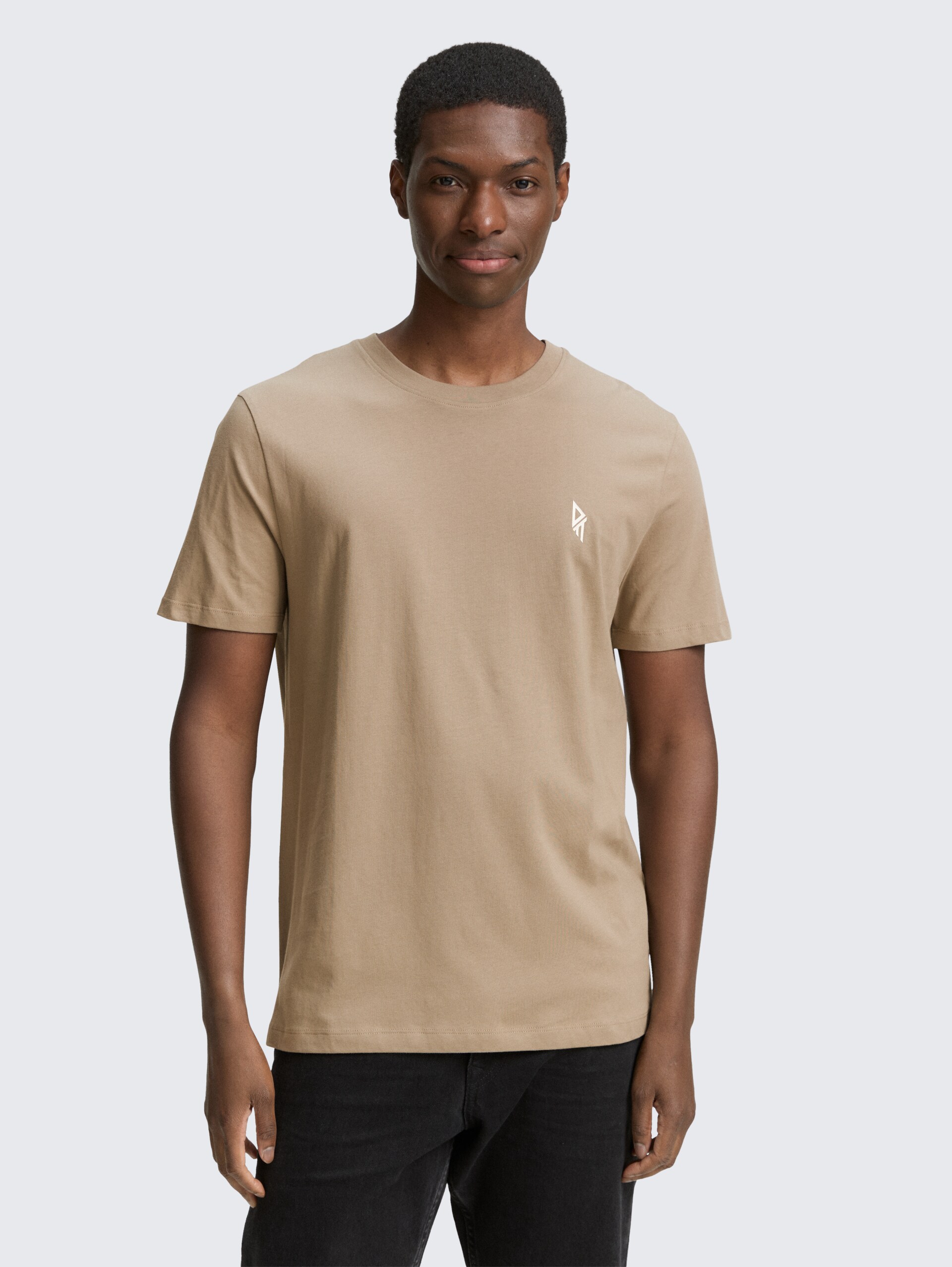 T-Shirt mit Rückenprint - roasted nut brown - Ausschnitt Model-Vorderansicht