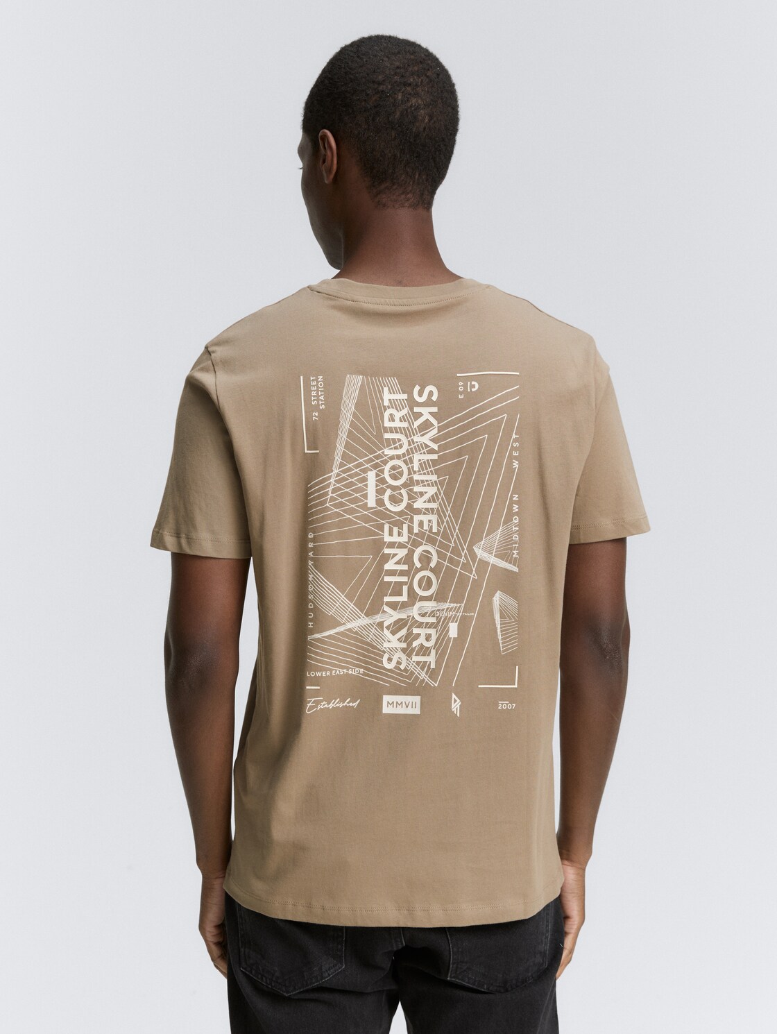 T-Shirt mit Rückenprint - roasted nut brown - Auschnitt Model-Rückansicht