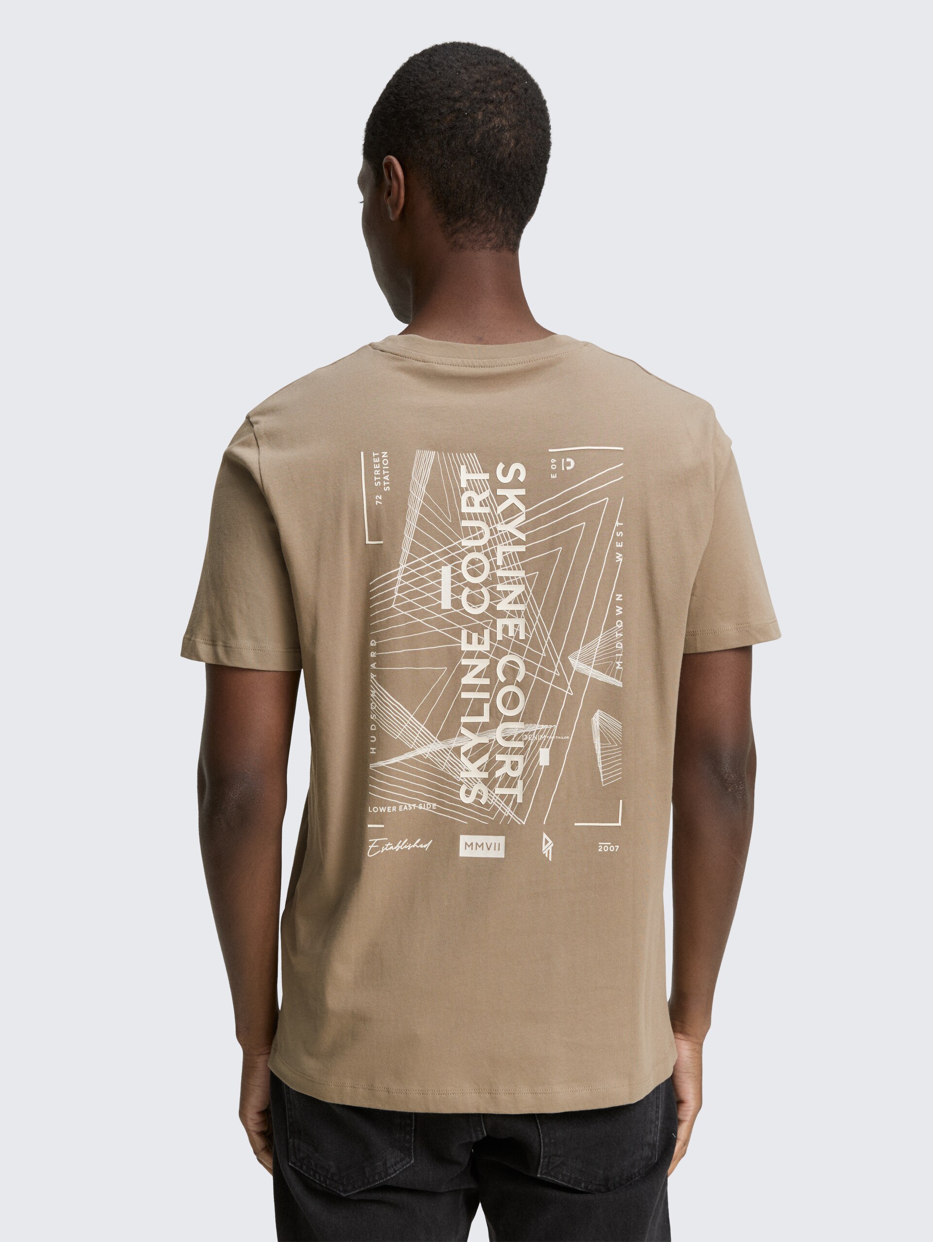 T-Shirt mit Rückenprint - roasted nut brown - Auschnitt Model-Rückansicht