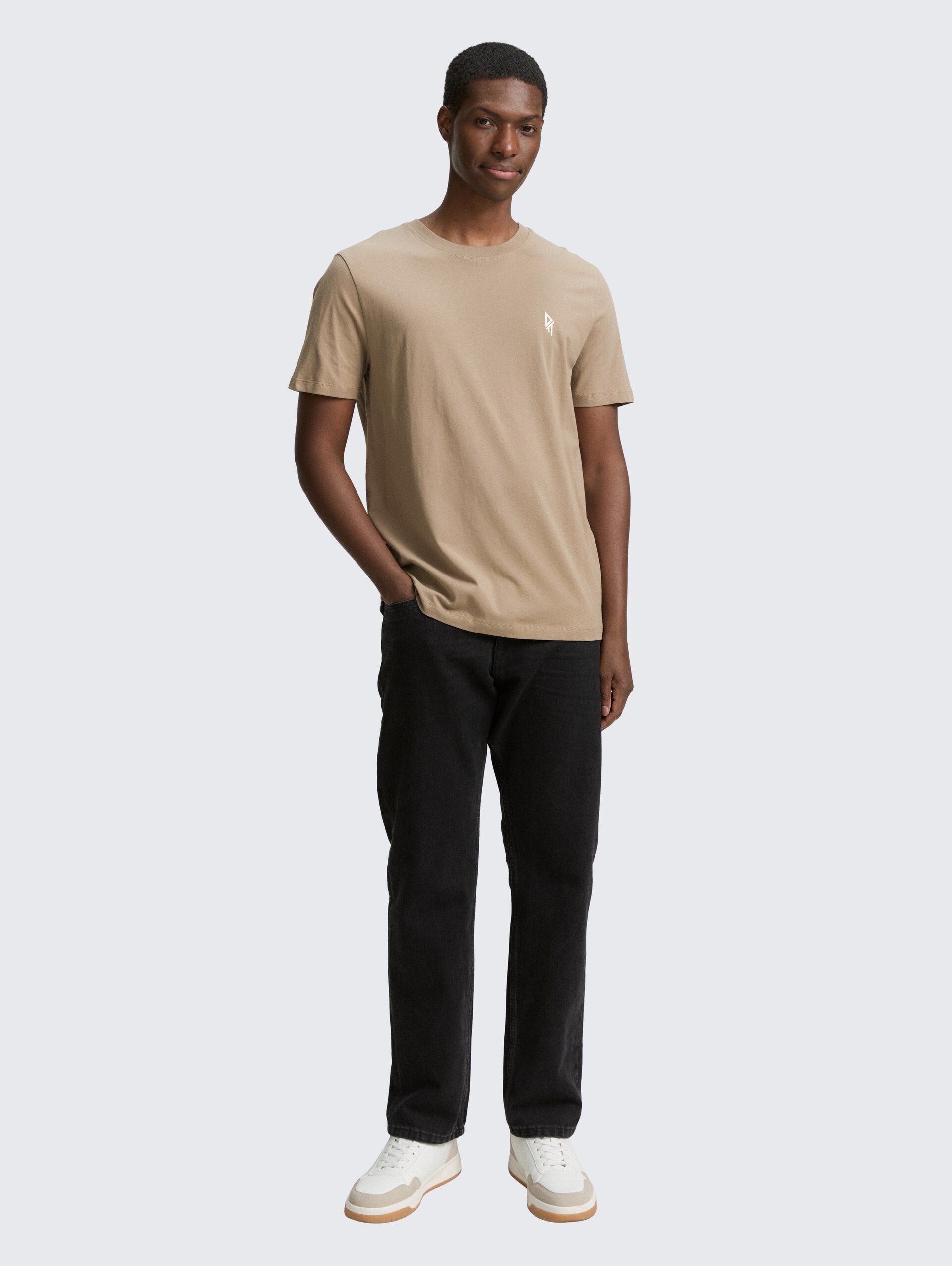 T-Shirt mit Rückenprint - roasted nut brown - Model-Vorderansicht